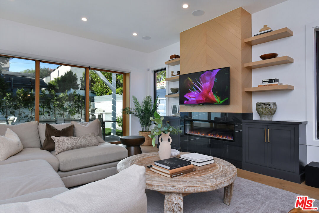 Encino, California, 91316, United States, 4 Bedrooms Bedrooms, ,5 BathroomsBathrooms,Residential,For Sale,2002982