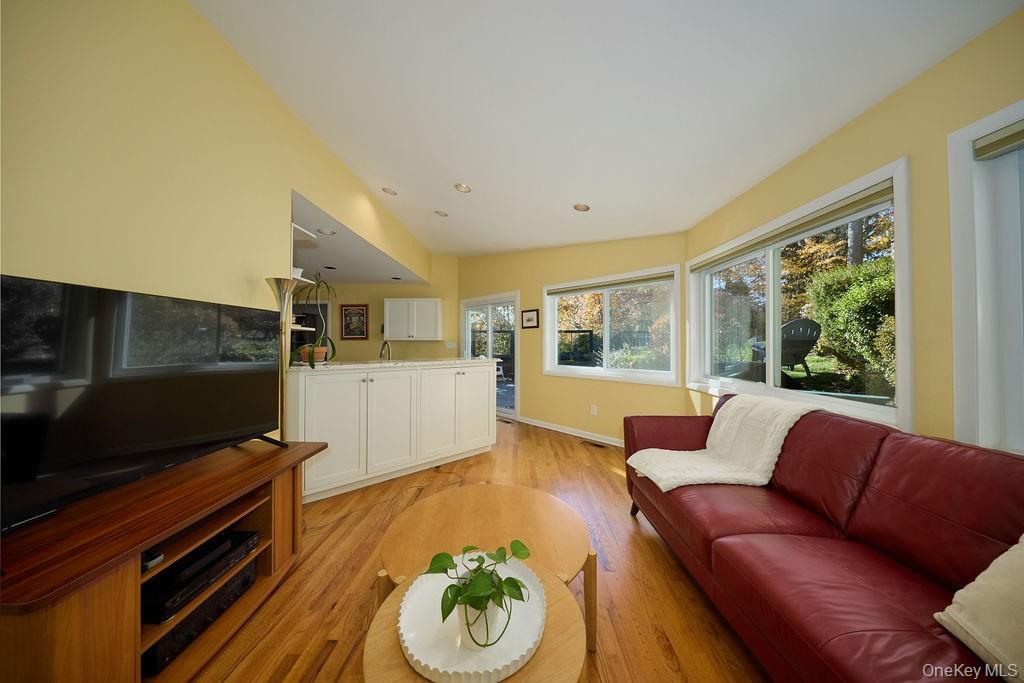 New Rochelle, New York, 10804, United States, 4 Bedrooms Bedrooms, ,3 BathroomsBathrooms,Residential,For Sale,1991055