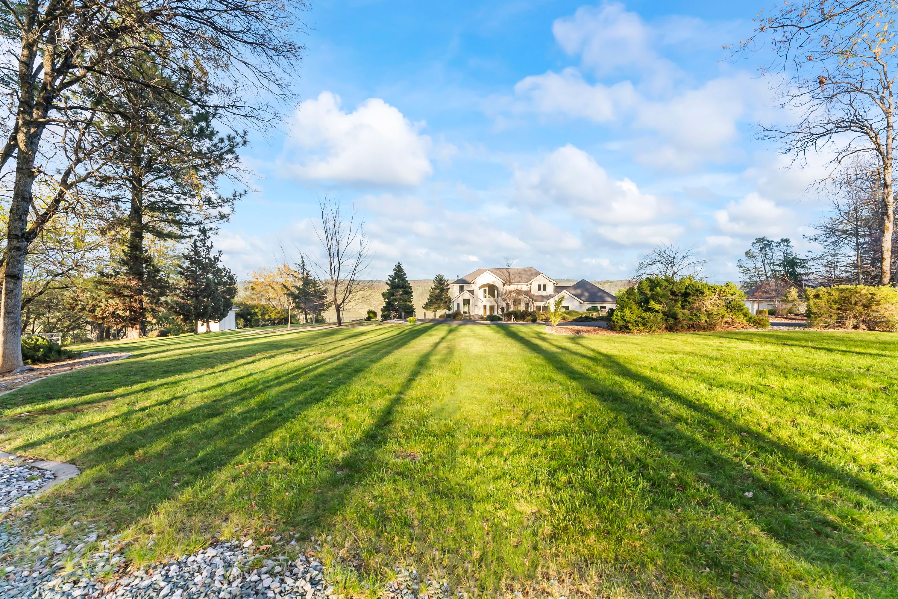  River Views • Pool • A Striking Estate That Makes a Statement - 物件實景