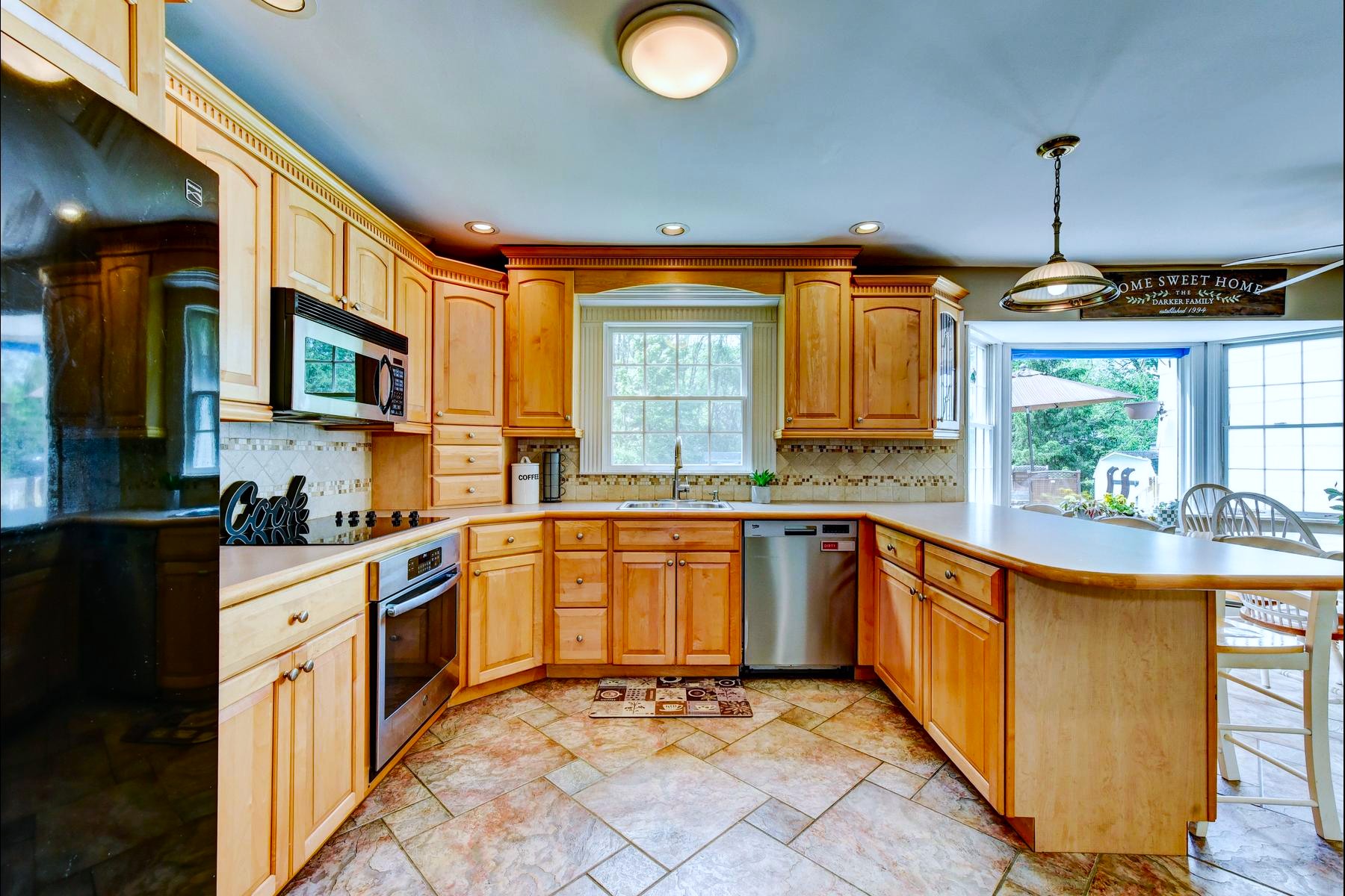  ?Glenwood? Neighborhood Colonial Offers Privacy and Flexibility - 物件實景