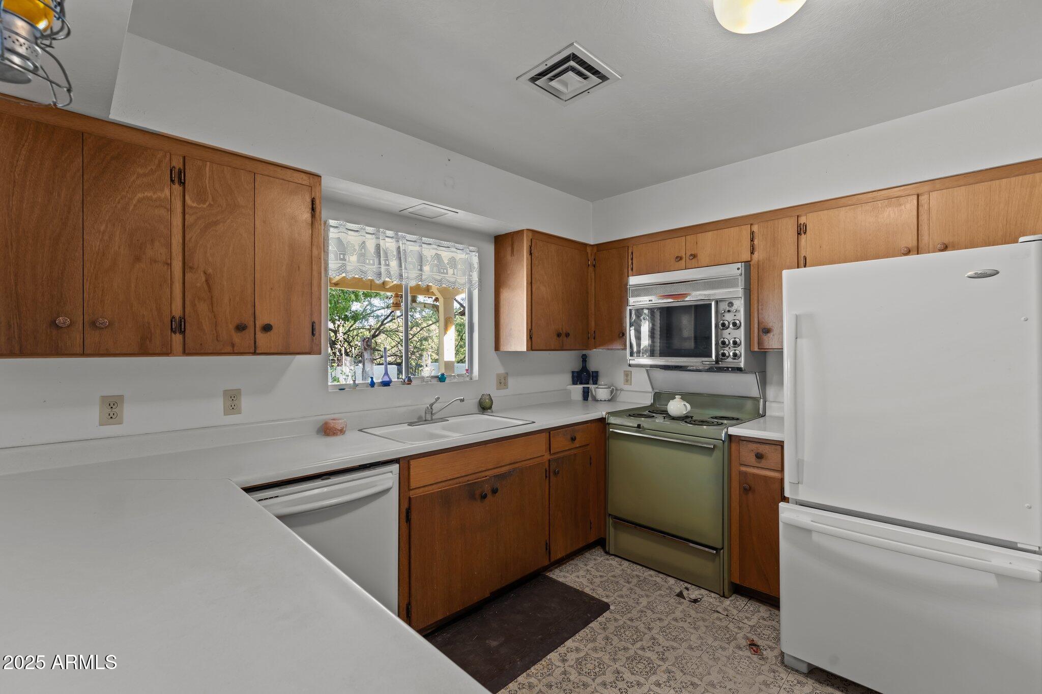 Wickenburg, Arizona, 85390, United States, 4 Bedrooms Bedrooms, ,2 BathroomsBathrooms,Residential,For Sale,1983414