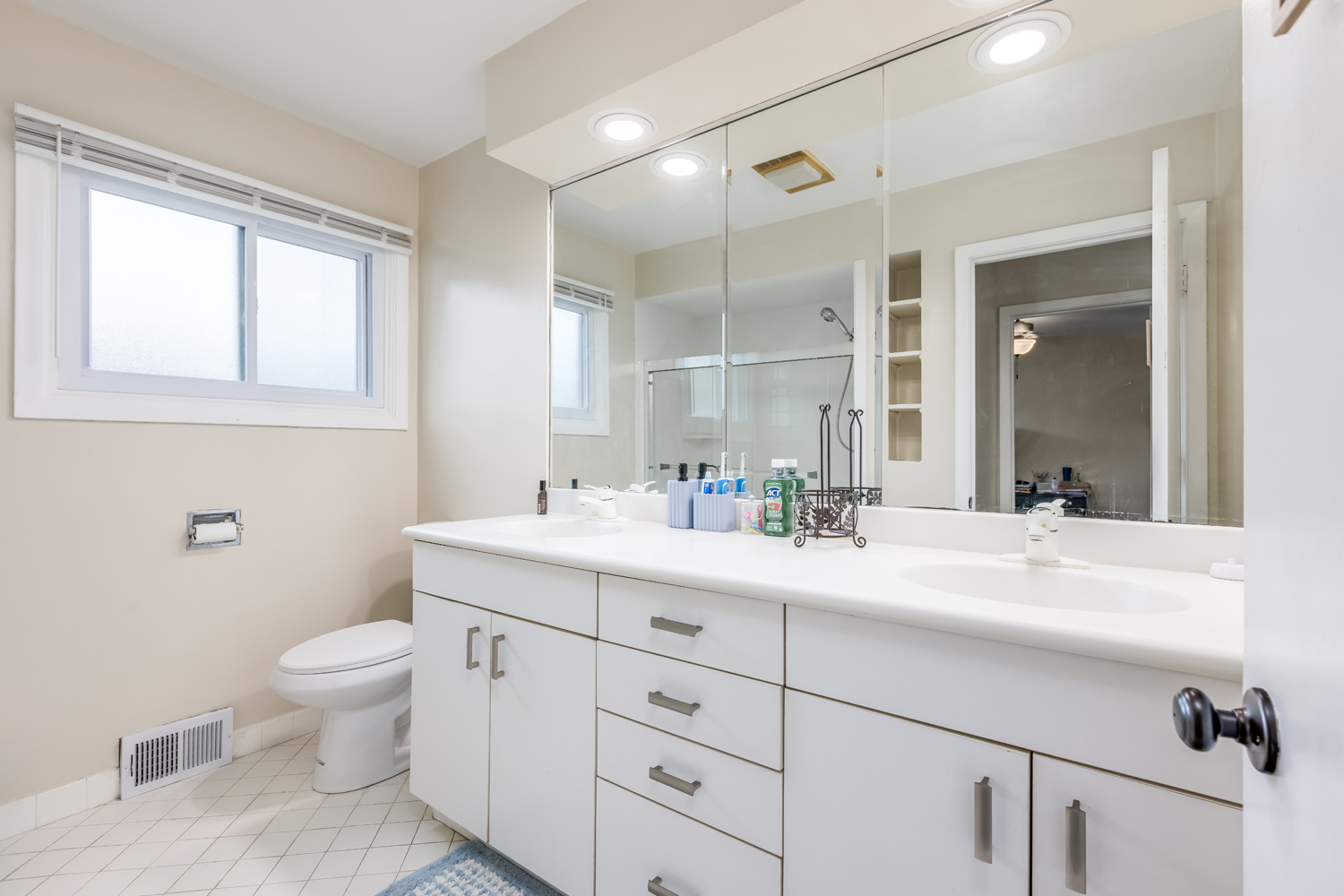 Morton Grove, Illinois, 60053, United States, 5 Bedrooms Bedrooms, ,3 BathroomsBathrooms,Residential,For Sale,1928760