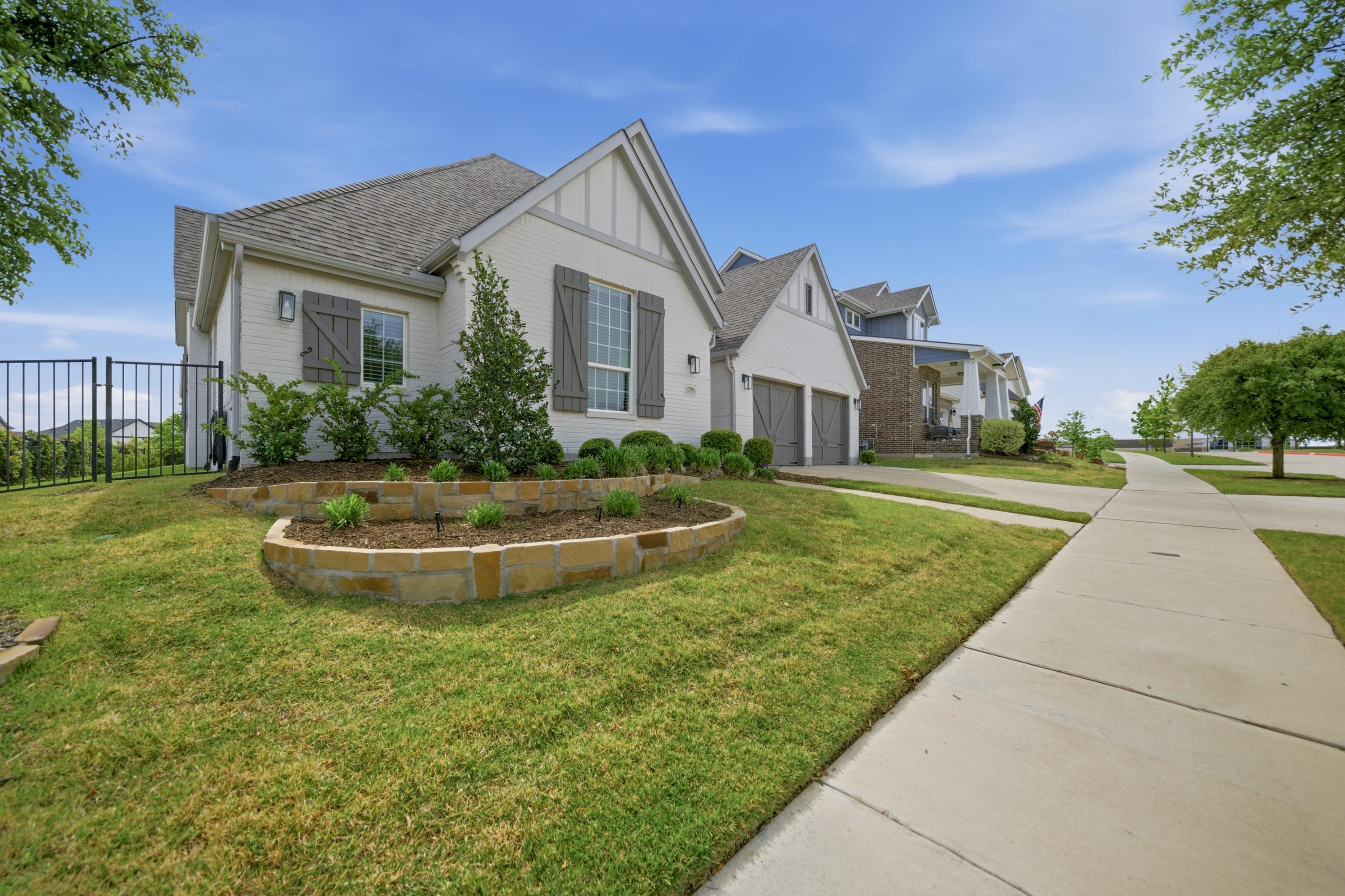  Skip the New Build. Established Walsh Phase 1 with a Backyard Putting Green - 物件實景