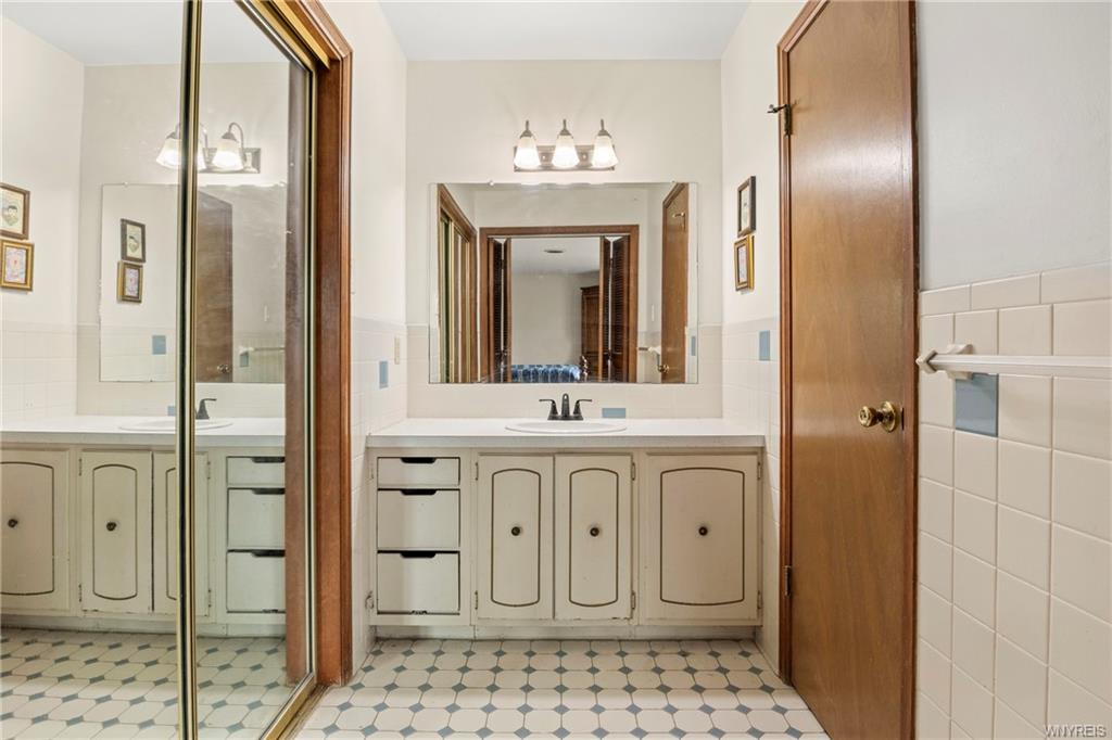 Lewiston, New York, 14092, United States, 5 Bedrooms Bedrooms, ,3 BathroomsBathrooms,Residential,For Sale,1849954