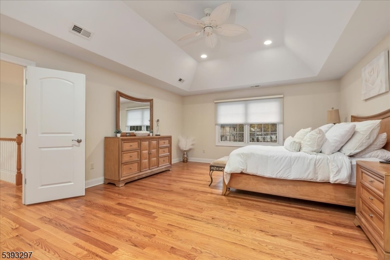 Edison Twp., New Jersey, 08820, United States, 5 Bedrooms Bedrooms, ,4 BathroomsBathrooms,Residential,For Sale,1989591