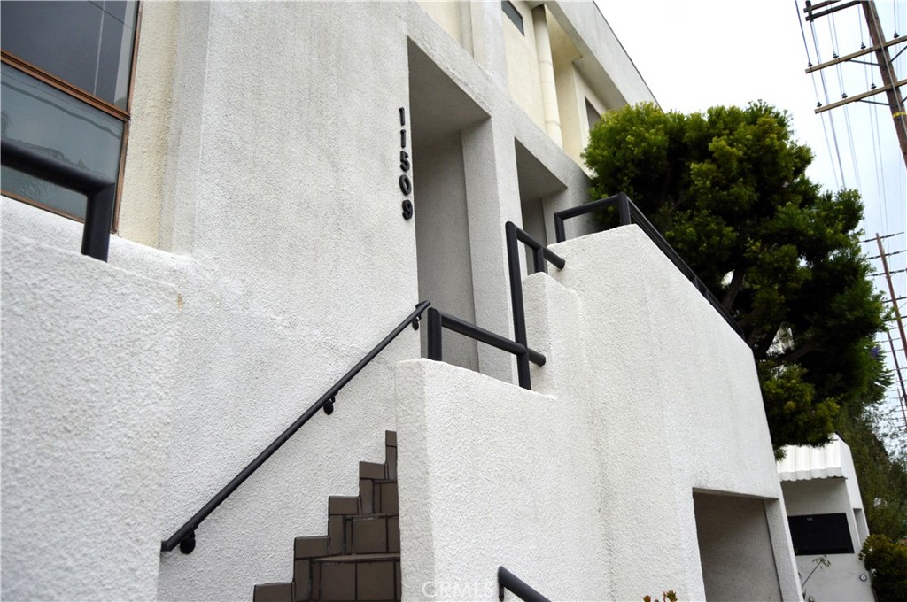 Los Angeles, California, 90025, United States, 2 Bedrooms Bedrooms, ,3 BathroomsBathrooms,Residential,For Sale,1900779