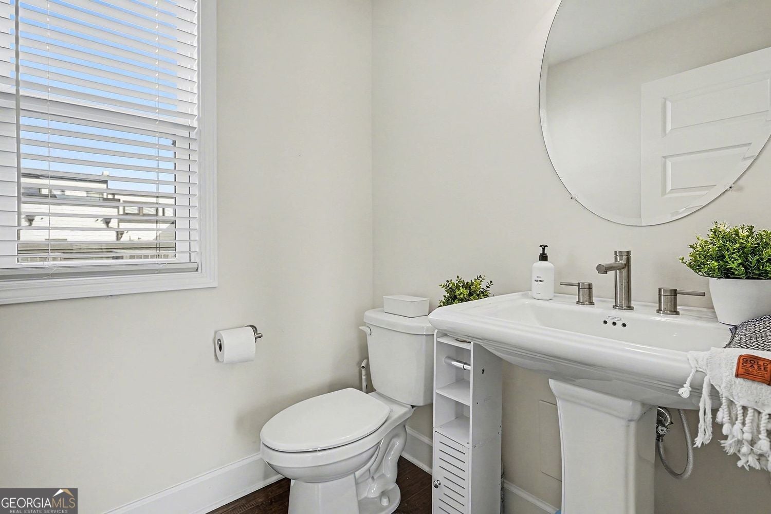 Smyrna, Georgia, 30080, United States, 4 Bedrooms Bedrooms, ,5 BathroomsBathrooms,Residential,For Sale,2013139