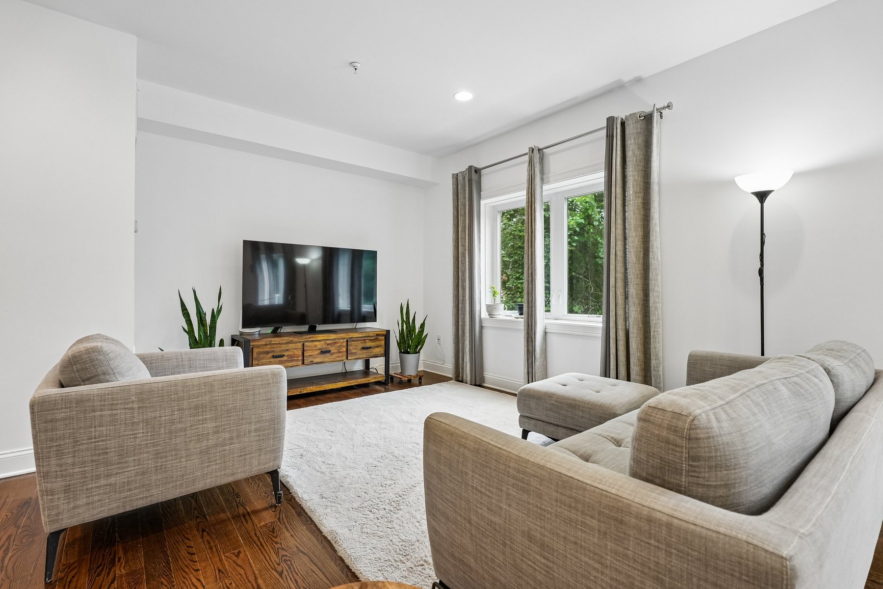 ?Steven Court Community? Meticulously Maintained Top to Bottom Townhome - 物件實景