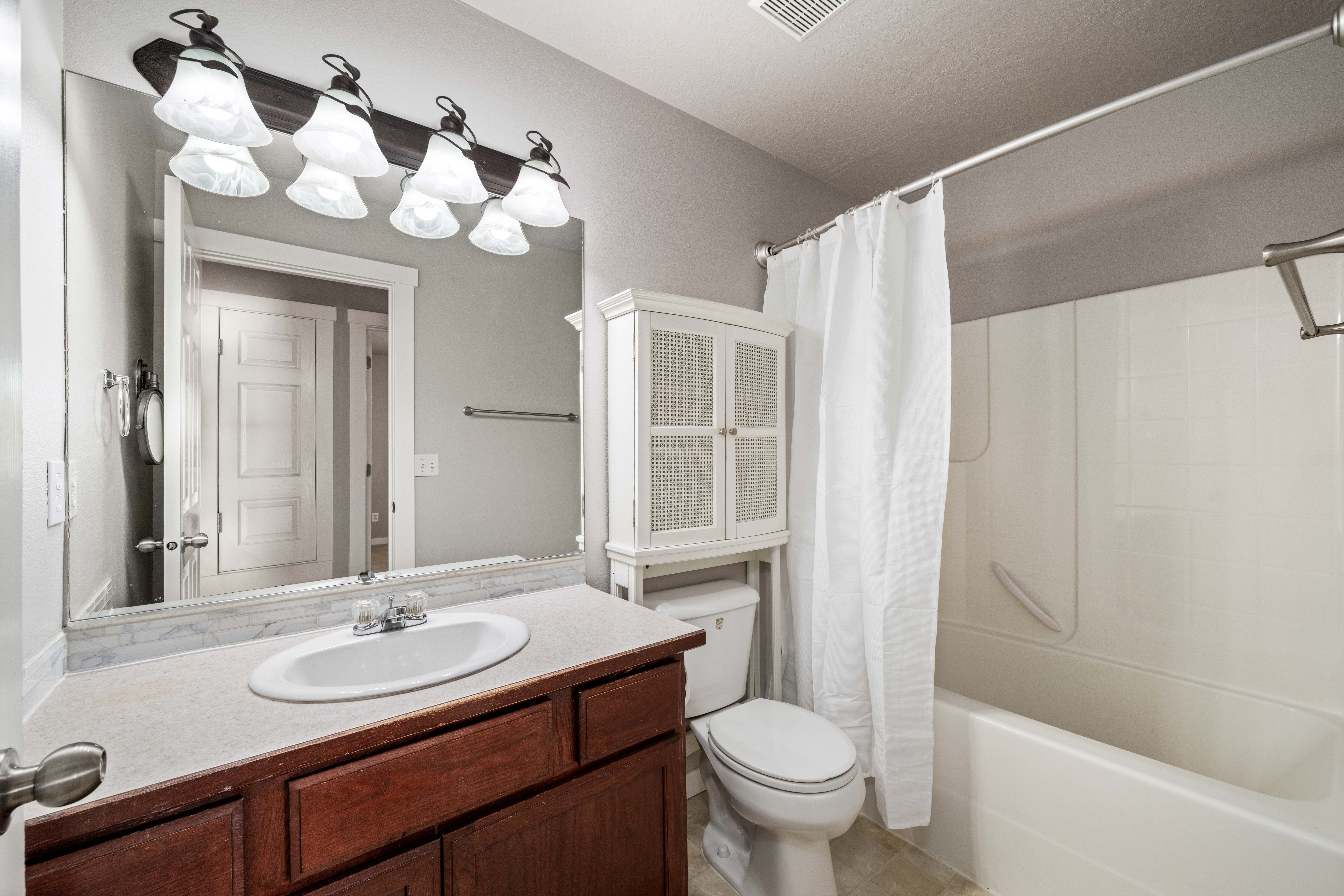  Fresh Paint and BRAND NEW ROOF - 物件實景