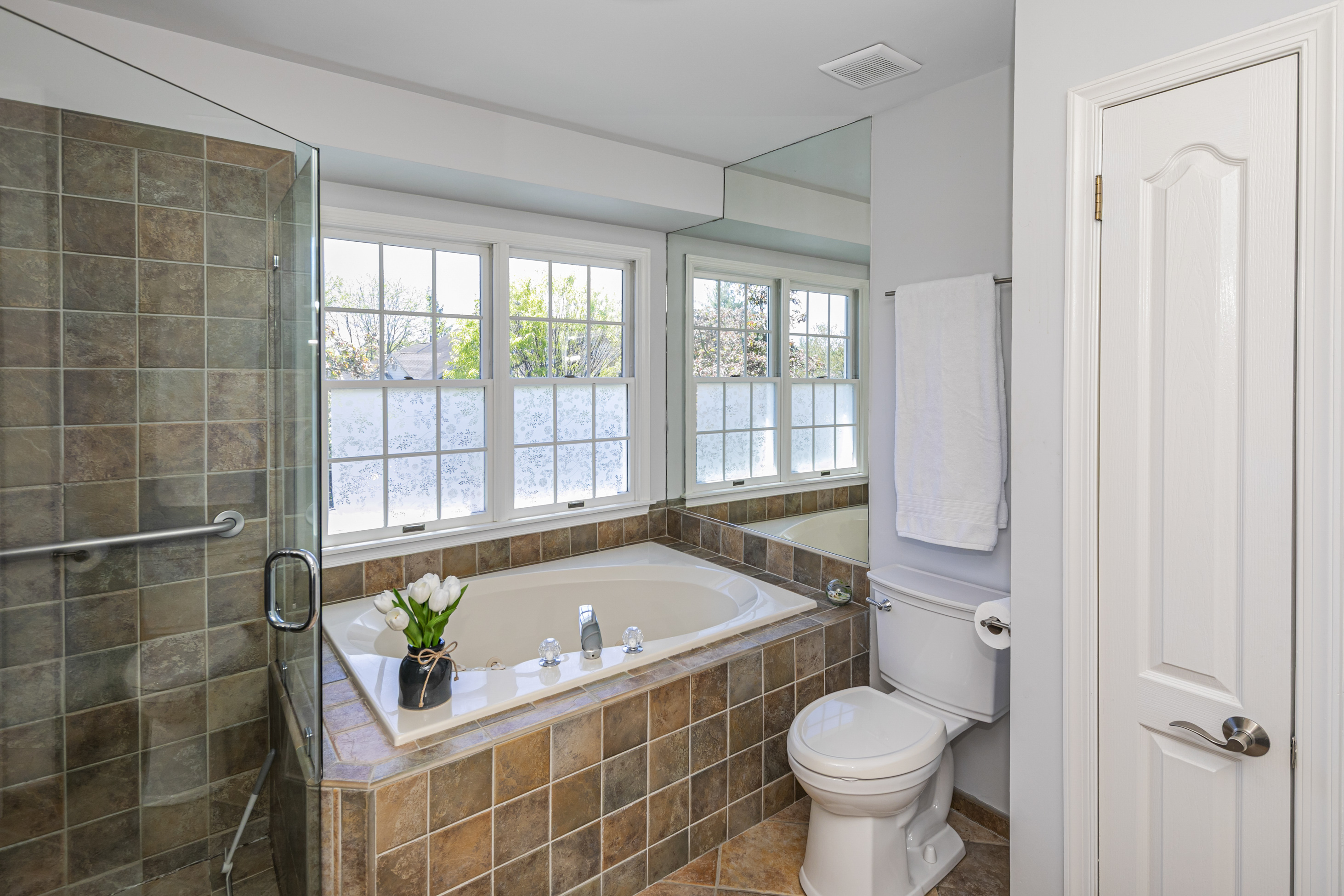  Largest End-Unit in Washington Oaks with Serene Views and Upgrades Galore - 物件實景