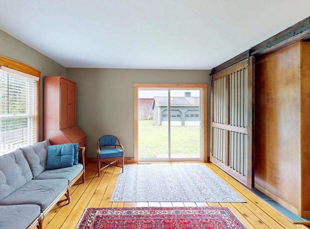 Hadley, Massachusetts, 01035, United States, 5 Bedrooms Bedrooms, ,3 BathroomsBathrooms,Residential,For Sale,1885251