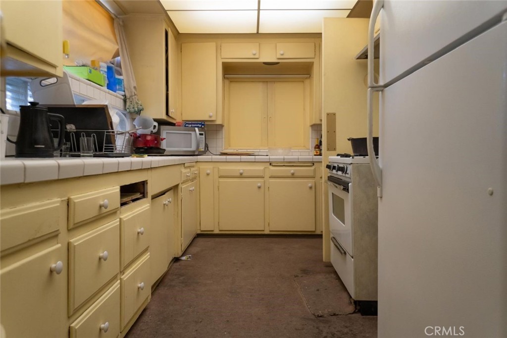 Los Angeles, California, 90018, United States, 2 Bedrooms Bedrooms, ,1 BathroomBathrooms,Residential,For Sale,1928435