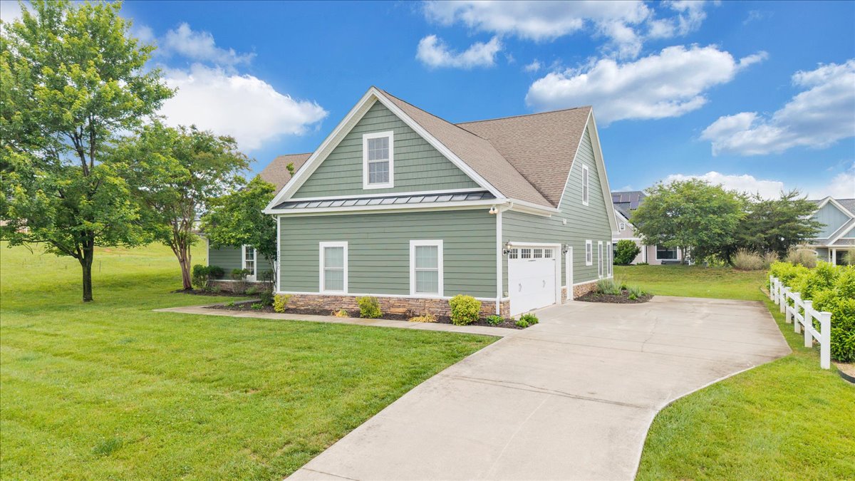 Huddleston, Virginia, 24104, United States, 4 Bedrooms Bedrooms, ,4 BathroomsBathrooms,Residential,For Sale,2048445
