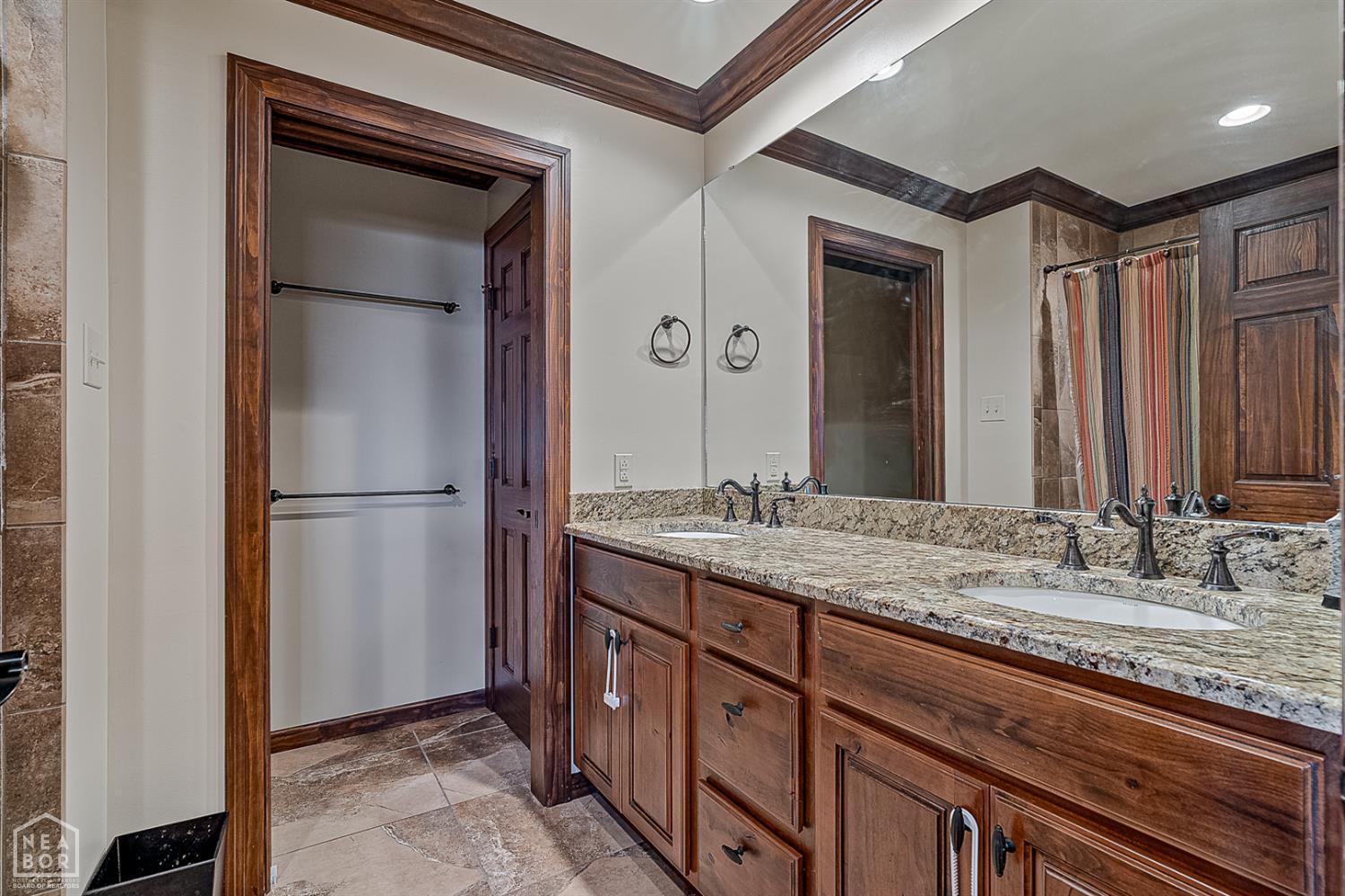 Mountain Home, Arkansas, 72653, United States, 5 Bedrooms Bedrooms, ,3 BathroomsBathrooms,Residential,For Sale,2002861