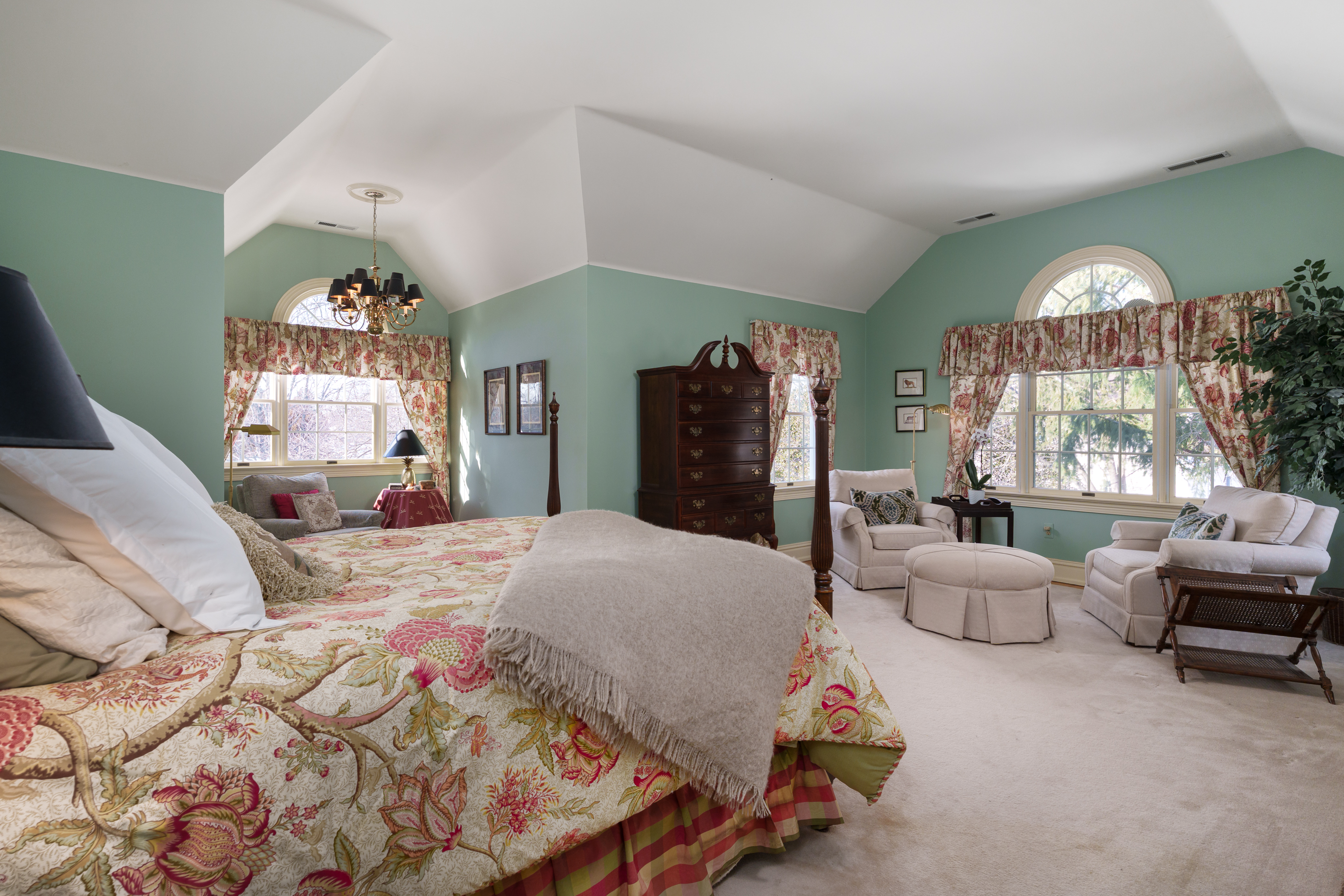  Architecturally Distinct with Greenhouse, Sunroom, and Updated Kitchen - 物件實景