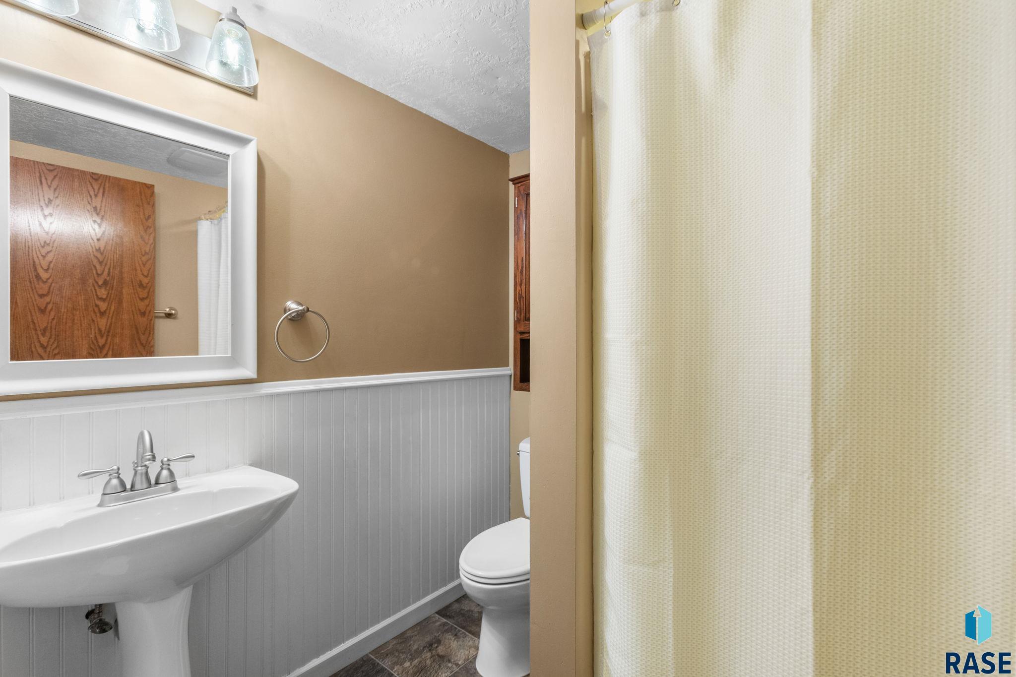 Sioux Falls, South Dakota, 57103, United States, 5 Bedrooms Bedrooms, ,2 BathroomsBathrooms,Residential,For Sale,1908912