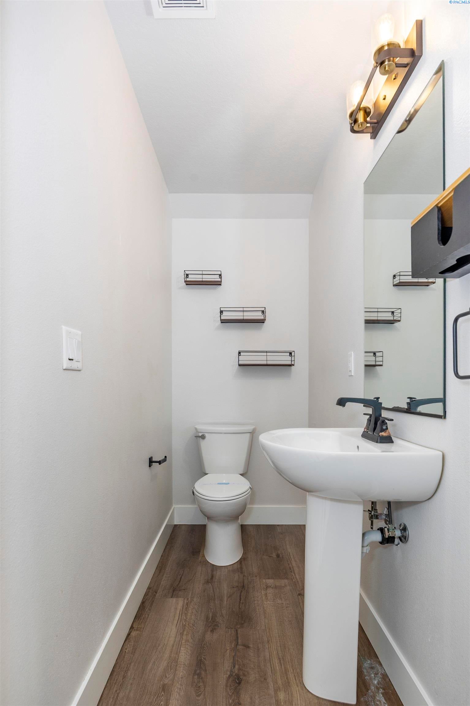 Grandview, Washington, 98930, United States, 5 Bedrooms Bedrooms, ,3 BathroomsBathrooms,Residential,For Sale,1988632