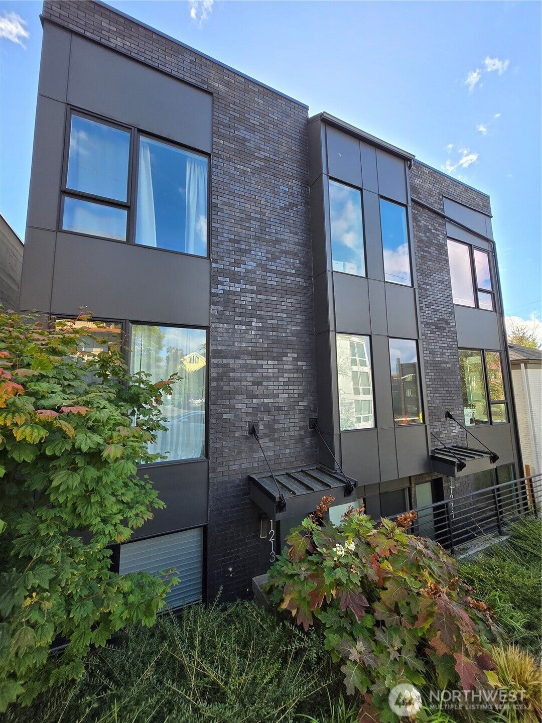 Seattle, Washington, 98102, United States, 2 Bedrooms Bedrooms, ,1 BathroomBathrooms,Residential,For Sale,1980377