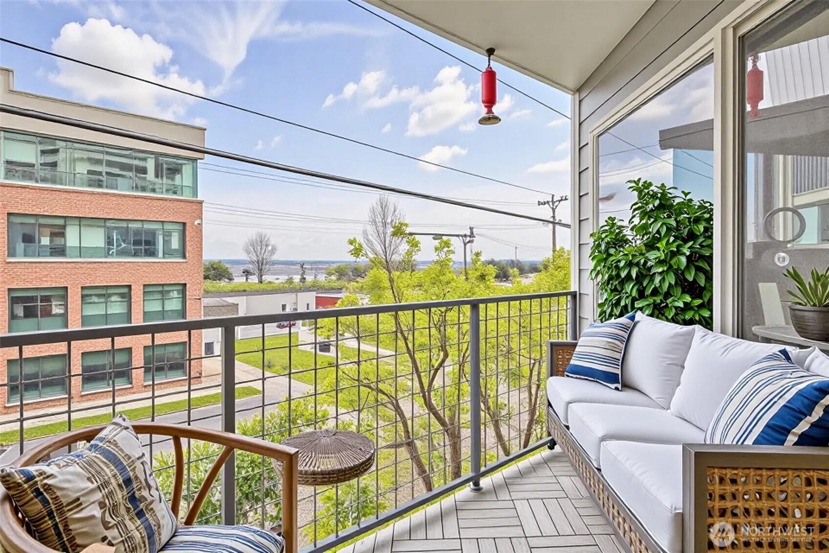 SEATTLE, Washington, 98119, United States, 3 Bedrooms Bedrooms, ,2 BathroomsBathrooms,Residential,For Sale,1762167