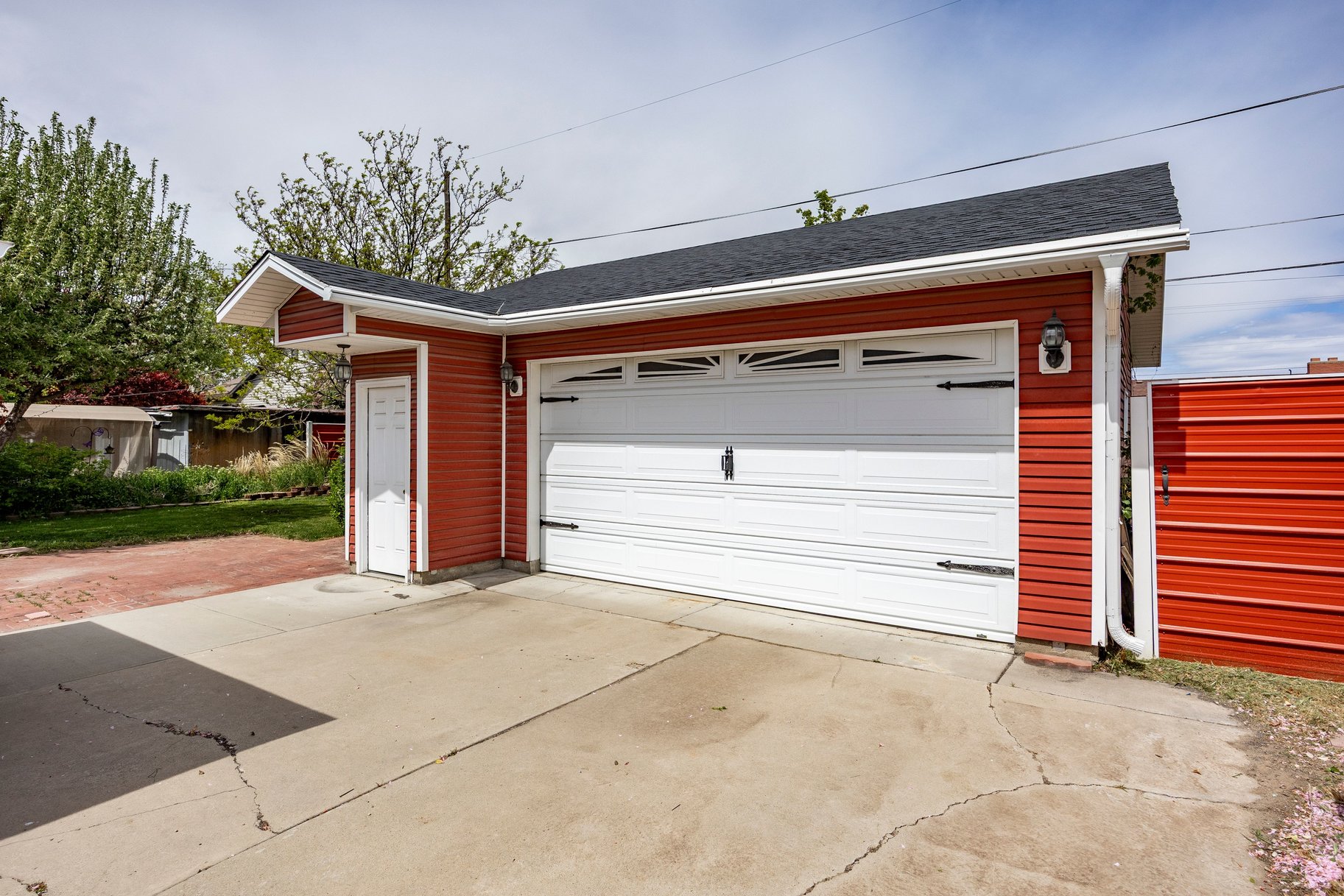  Charming Home with Detached Garage - 物件實景