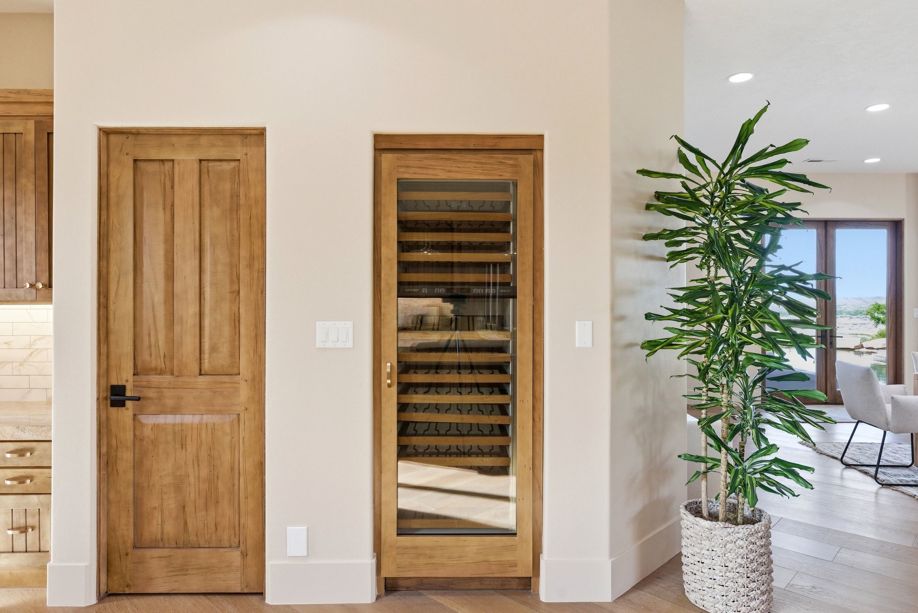  On The edge Of Stone Cliff With Sweeping Stunning City And Mountain Views - 物件實景