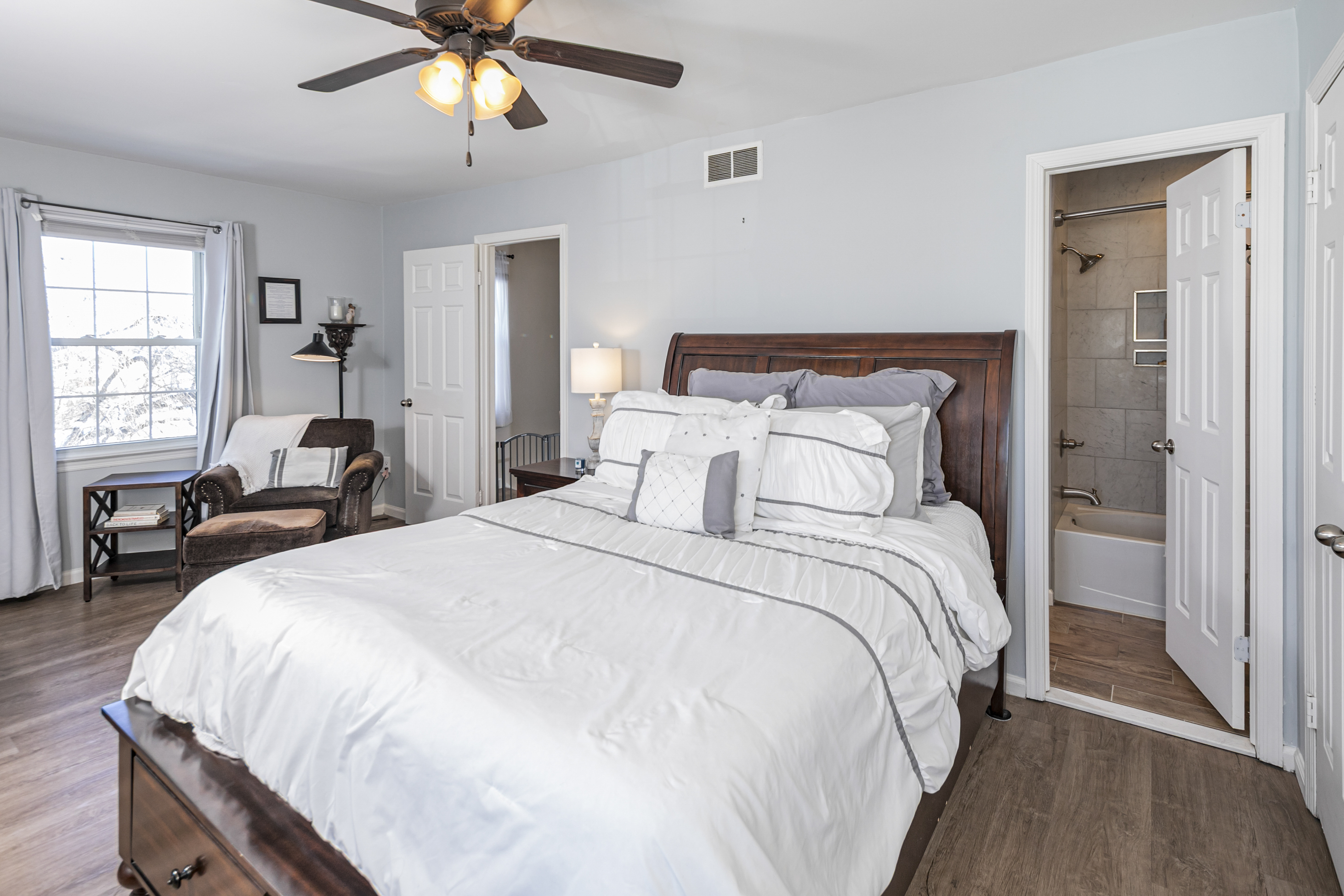  Williamsburg Square Townhouse with New Kitchen, Floors & Bath - 物件實景