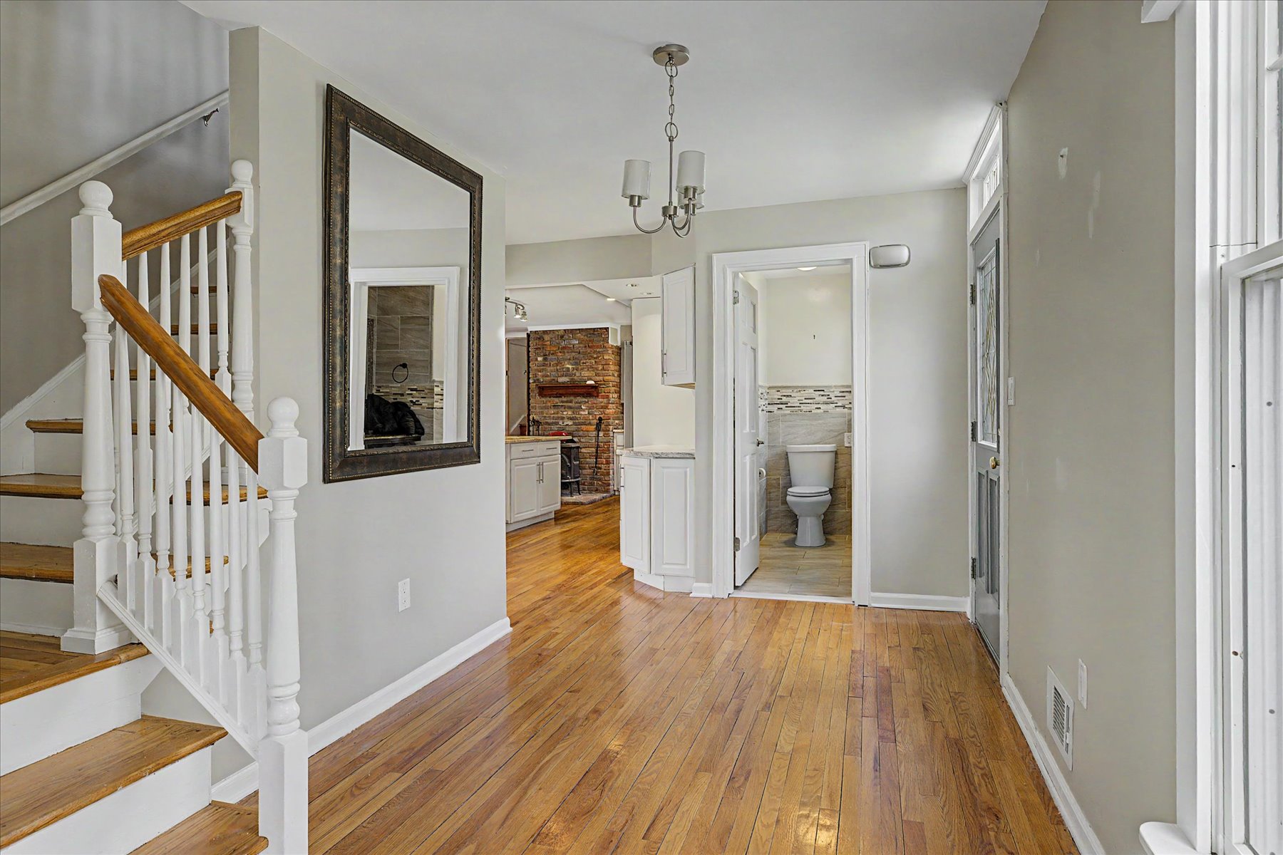  Lovely Cape Cod Home Situated on Two Private Acres - 物件實景