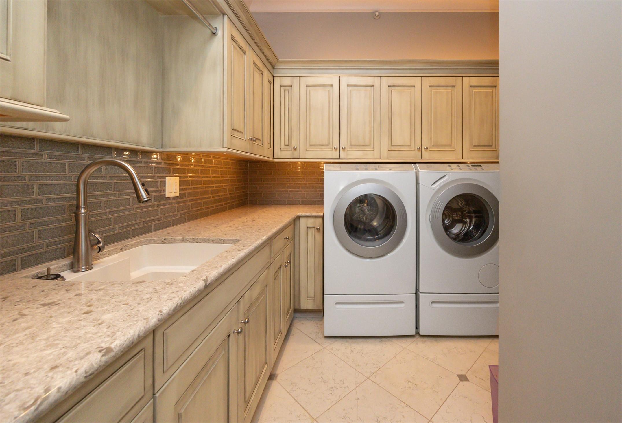 Urbandale, Iowa, 50323, United States, 4 Bedrooms Bedrooms, ,6 BathroomsBathrooms,Residential,For Sale,1980001