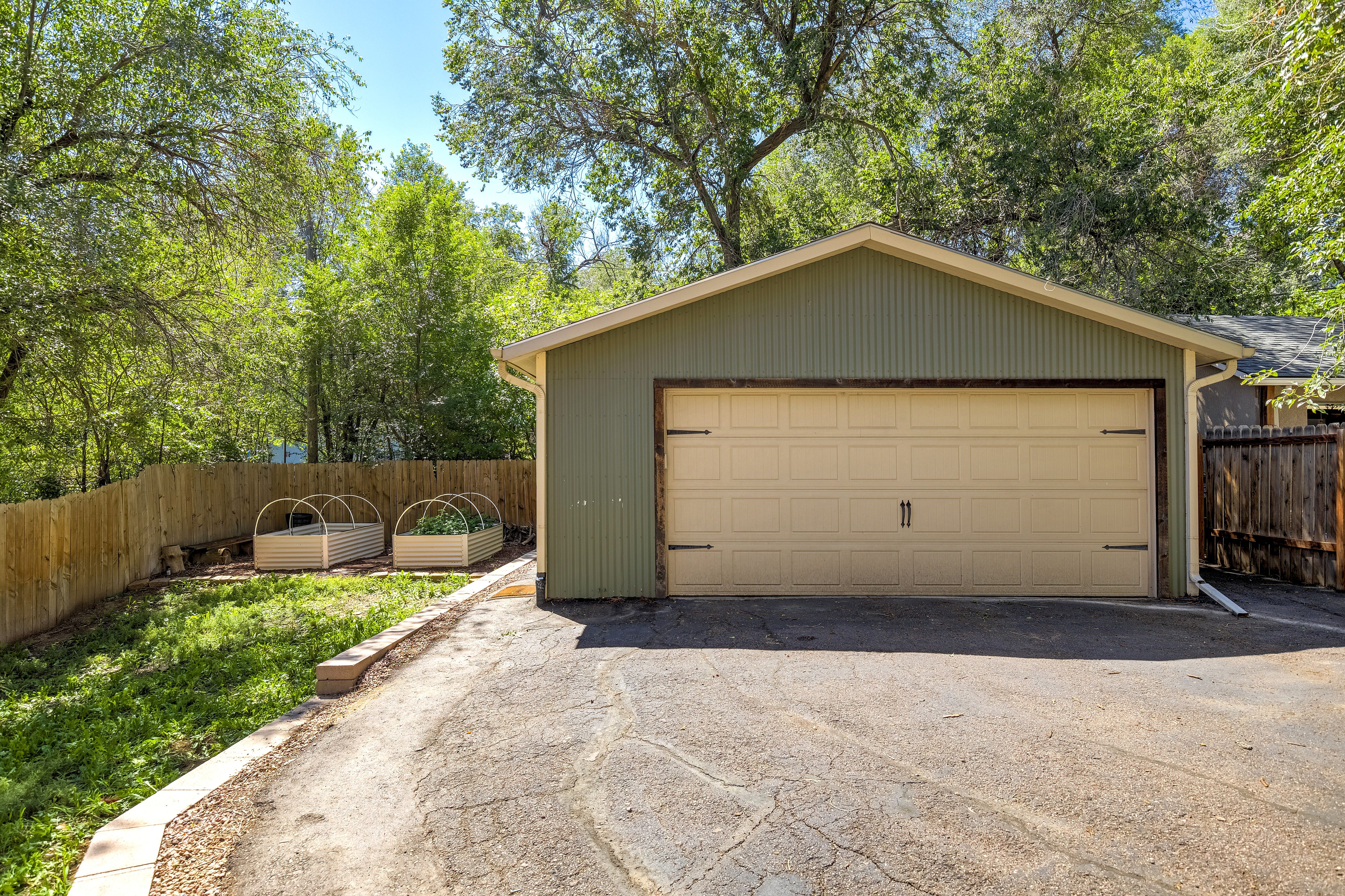  Central Colorado Springs Living With Space to Spare - 物件實景