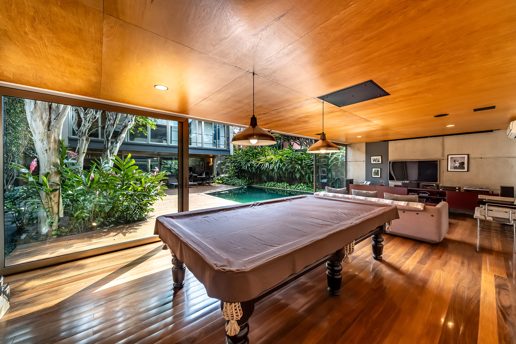  Contemporary home with open layout and outdoor living surrounded by greenery - 物件實景