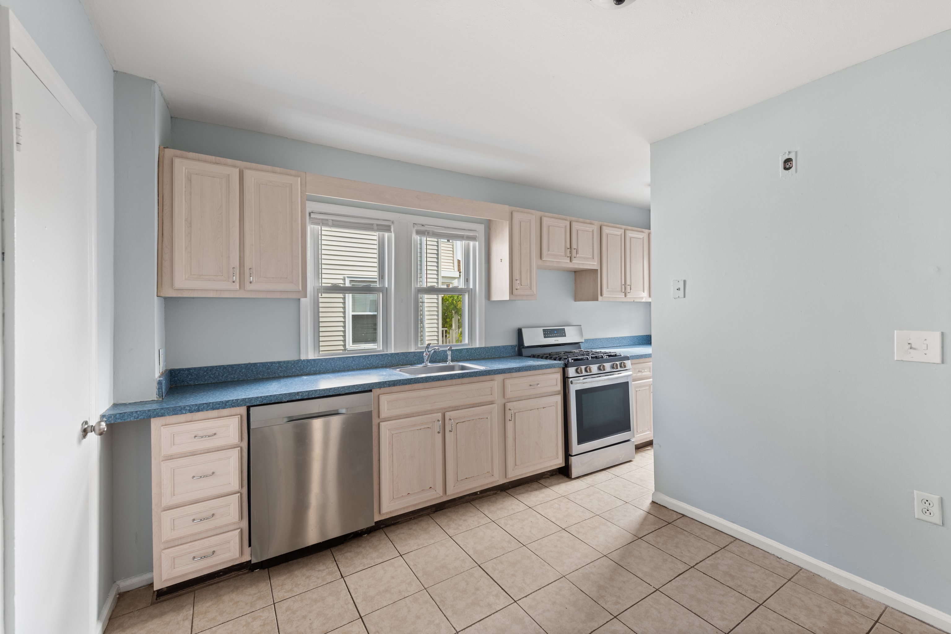 West Haven, Connecticut, 06516, United States, 5 Bedrooms Bedrooms, ,4 BathroomsBathrooms,Residential,For Sale,1991018