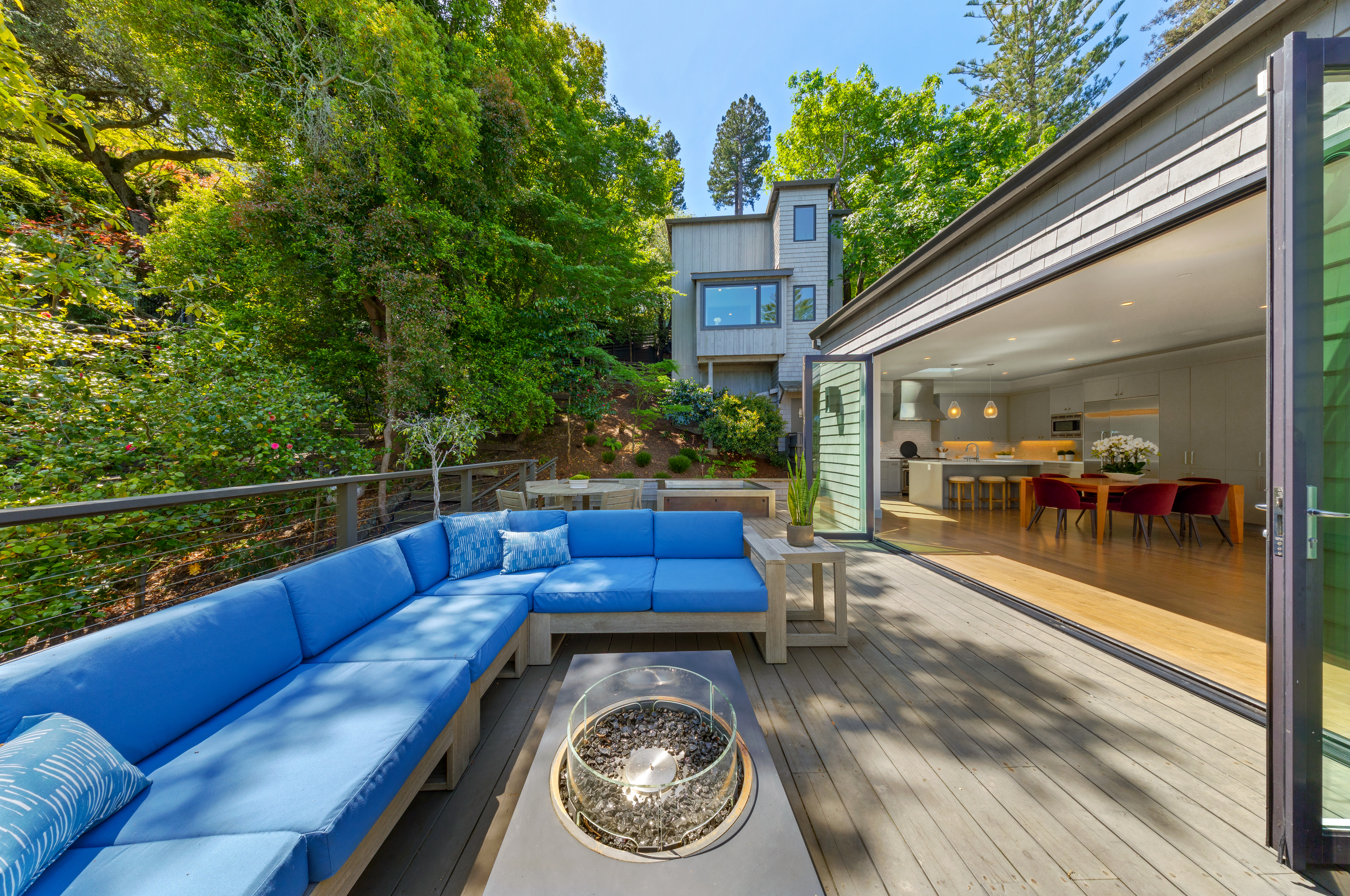  Coastal Living on Coveted Beach Road - 物件實景