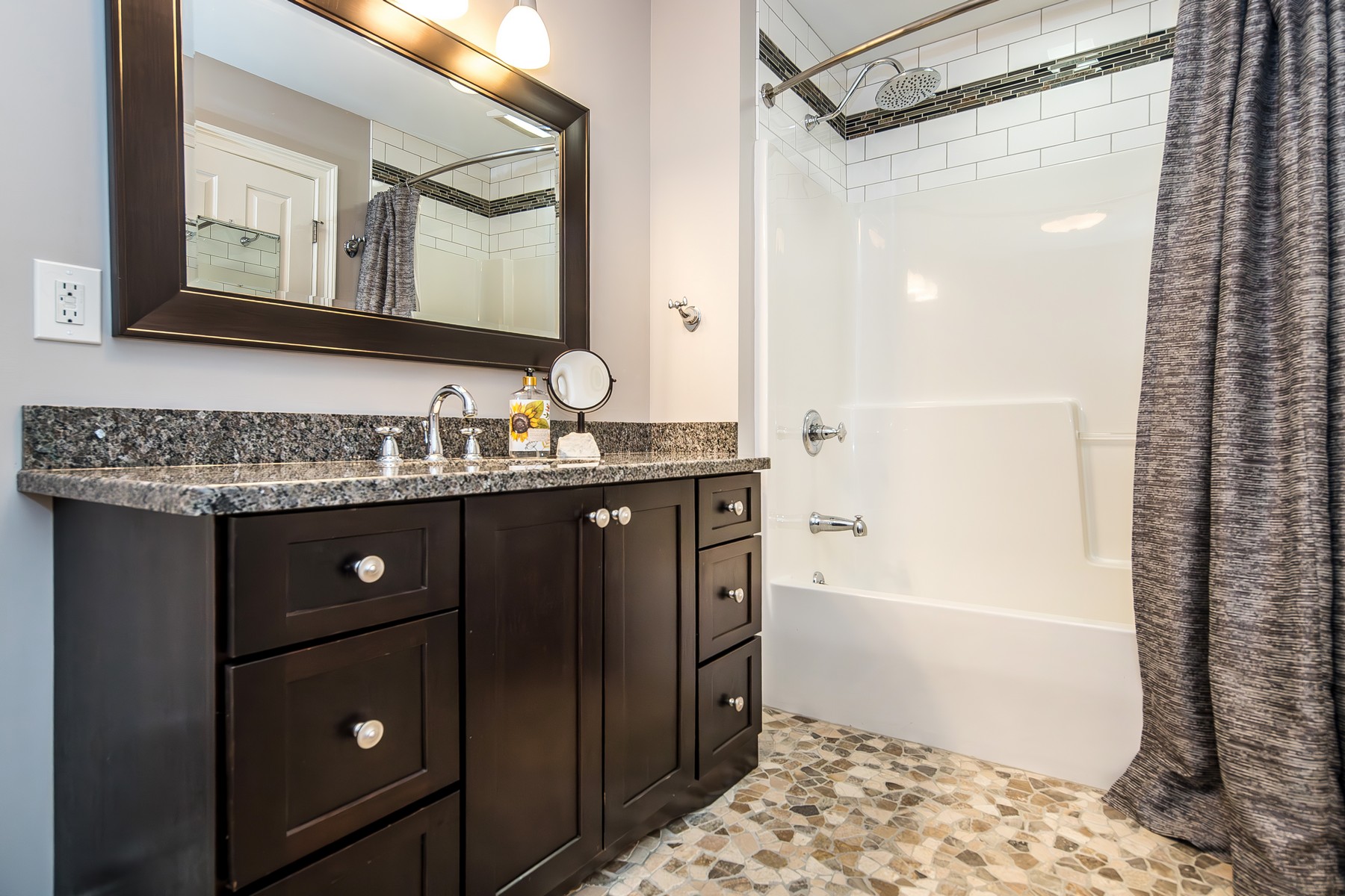  Stunning Custom Home - 物件實景