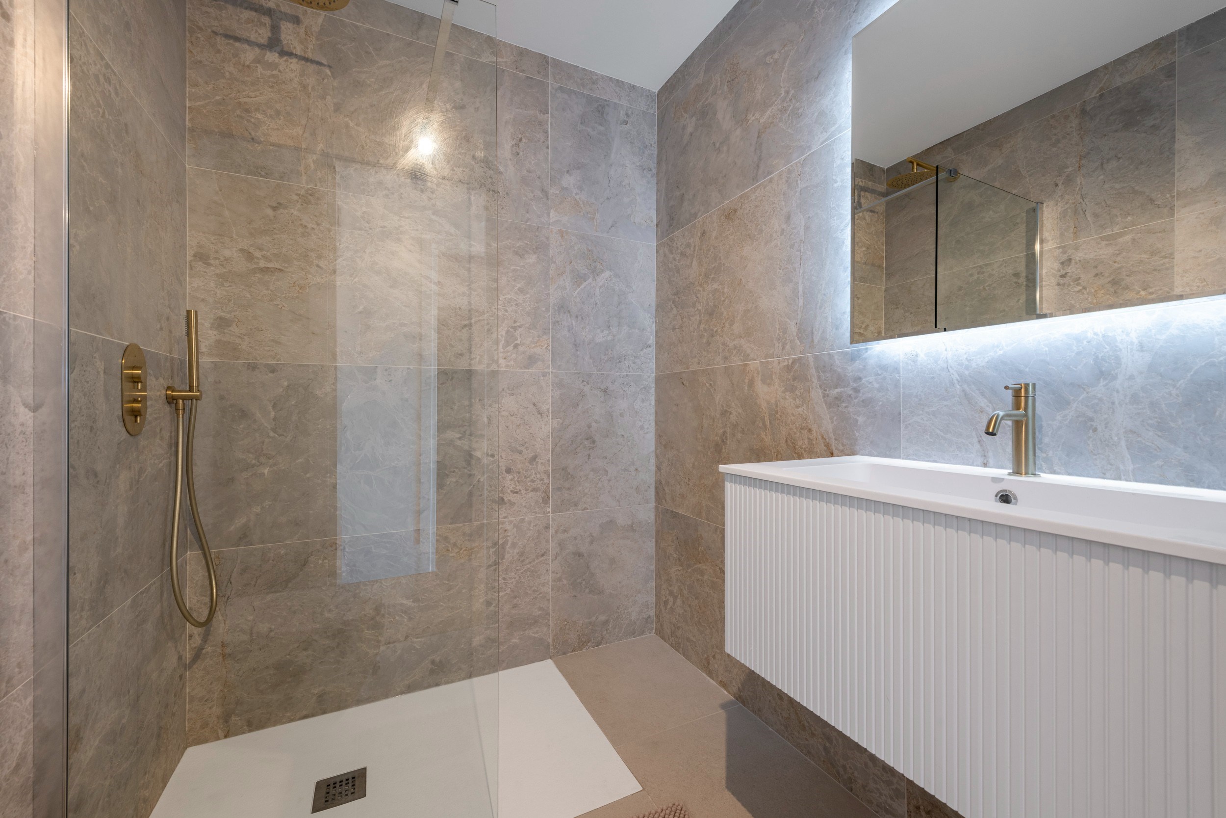  Exceptional top-floor apartment with panoramic sea views and private rooftop te… - 物件實景