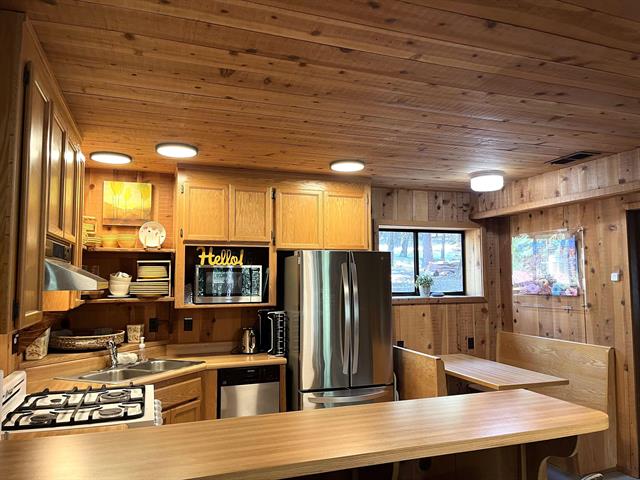 Lake Almanor West, California, 96920, United States, 5 Bedrooms Bedrooms, ,3 BathroomsBathrooms,Residential,For Sale,1949683