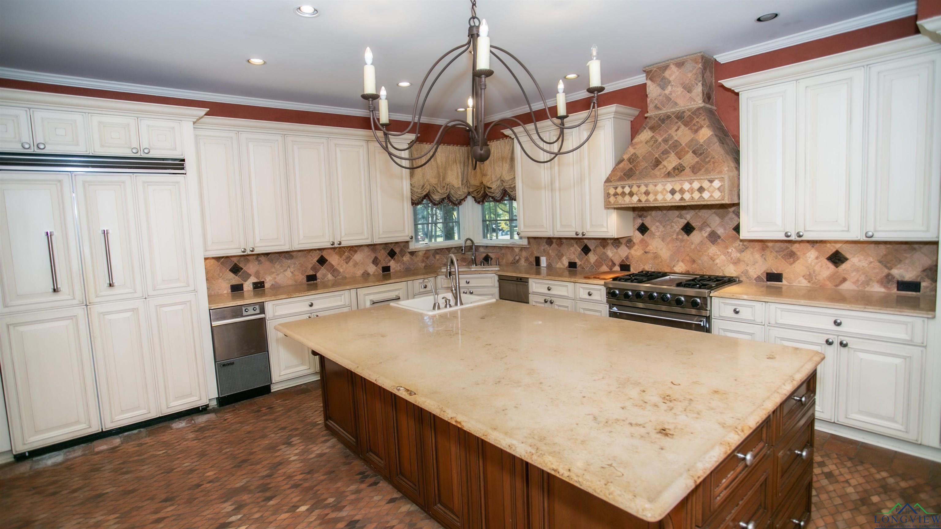 Marshall, Texas, 75670, United States, 5 Bedrooms Bedrooms, ,5 BathroomsBathrooms,Residential,For Sale,1943328