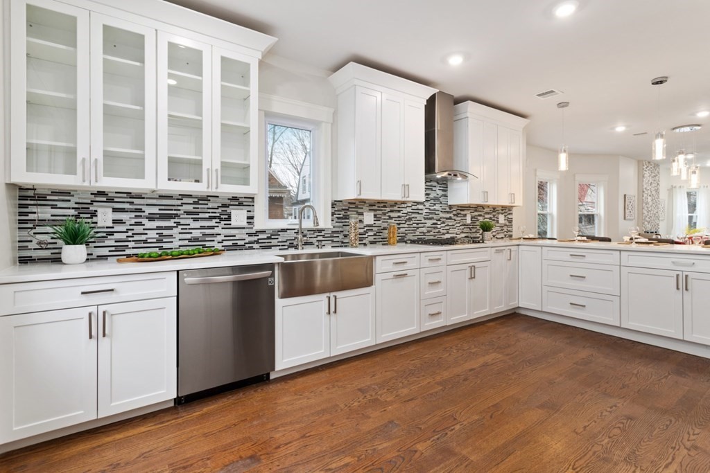 Somerville, Massachusetts, 02144, United States, 2 Bedrooms Bedrooms, ,2 BathroomsBathrooms,Residential,For Sale,1921483