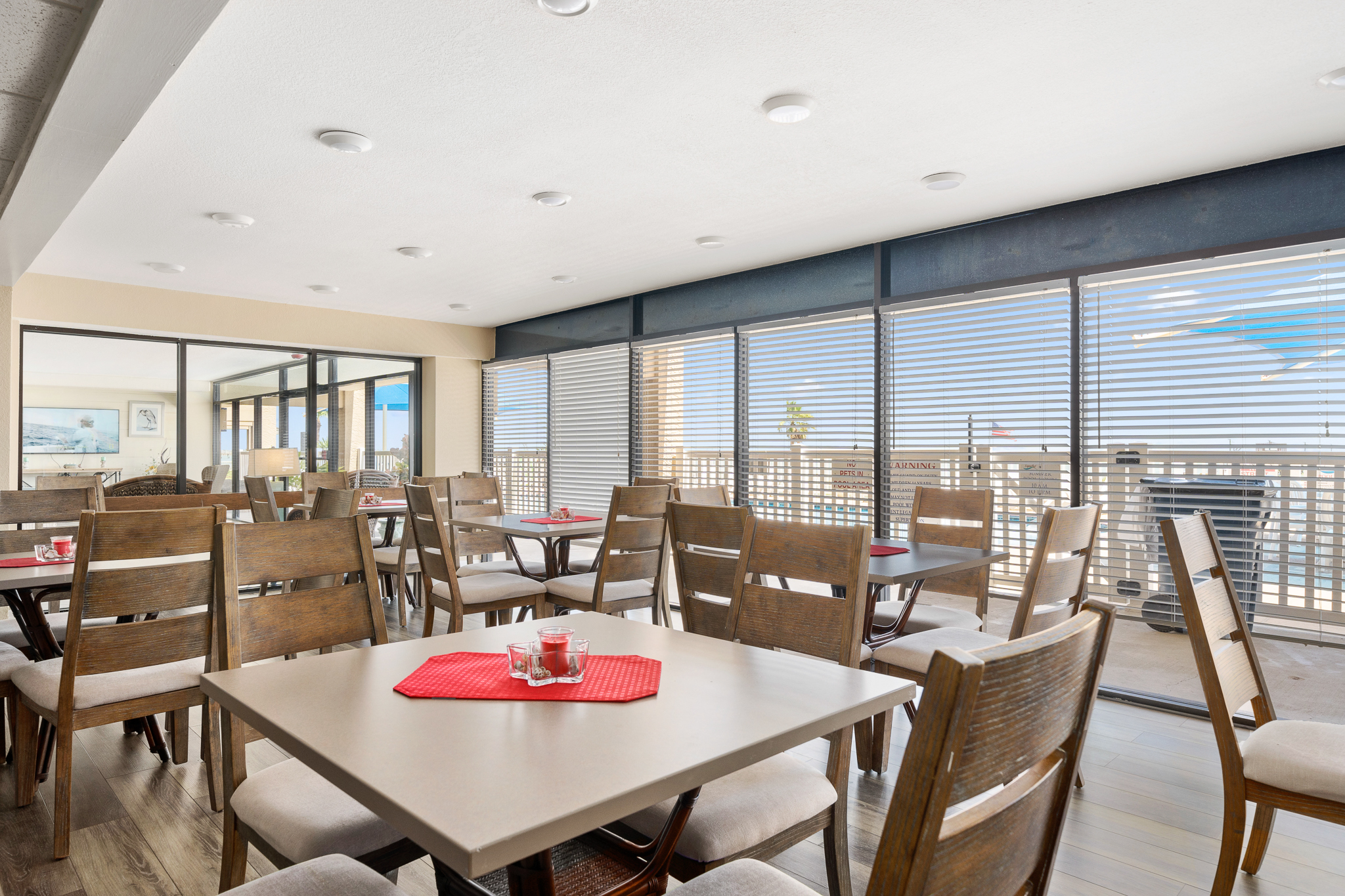  STUNNING WATERFRONT CONDO WITH MODERN UPDATES & SPECTACULAR VIEWS - 物件實景