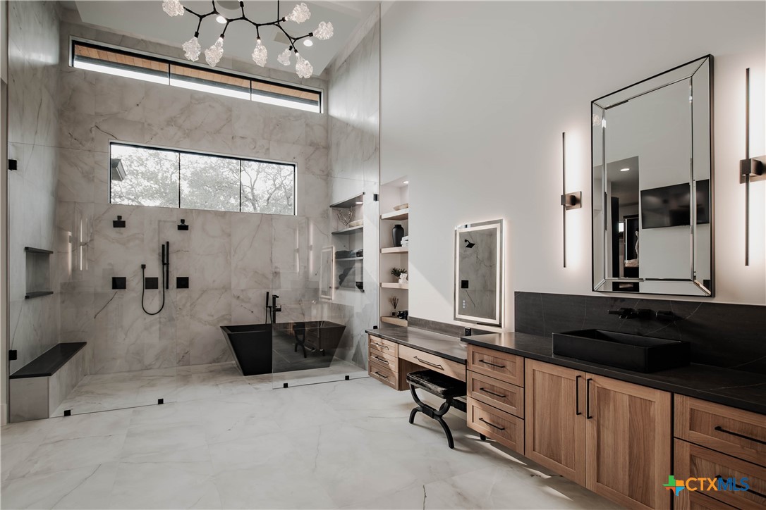 Victoria, Texas, 77904, United States, 4 Bedrooms Bedrooms, ,5 BathroomsBathrooms,Residential,For Sale,1947112