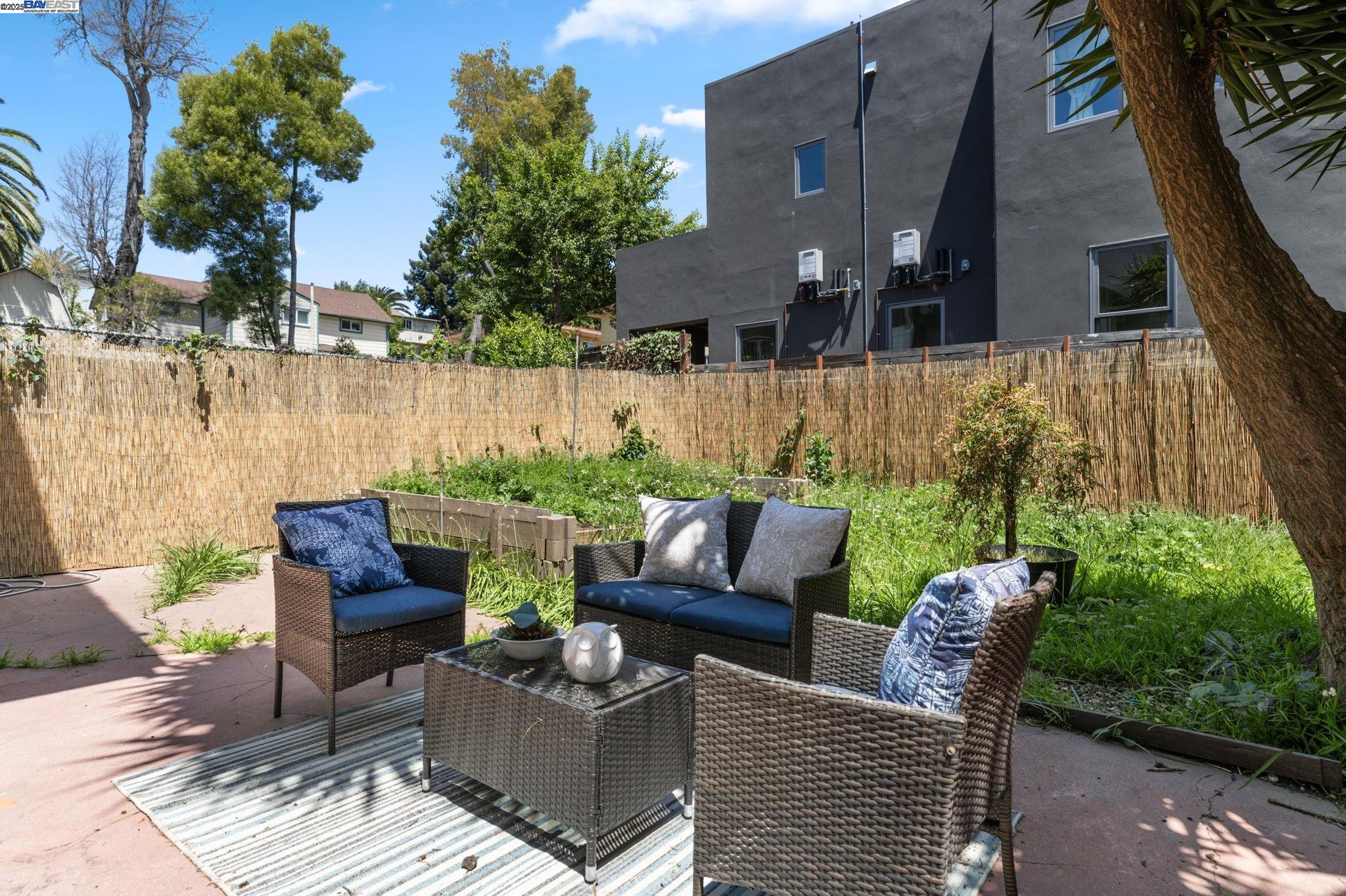 Oakland, California, 94606, United States, 3 Bedrooms Bedrooms, ,2 BathroomsBathrooms,Residential,For Sale,1839089