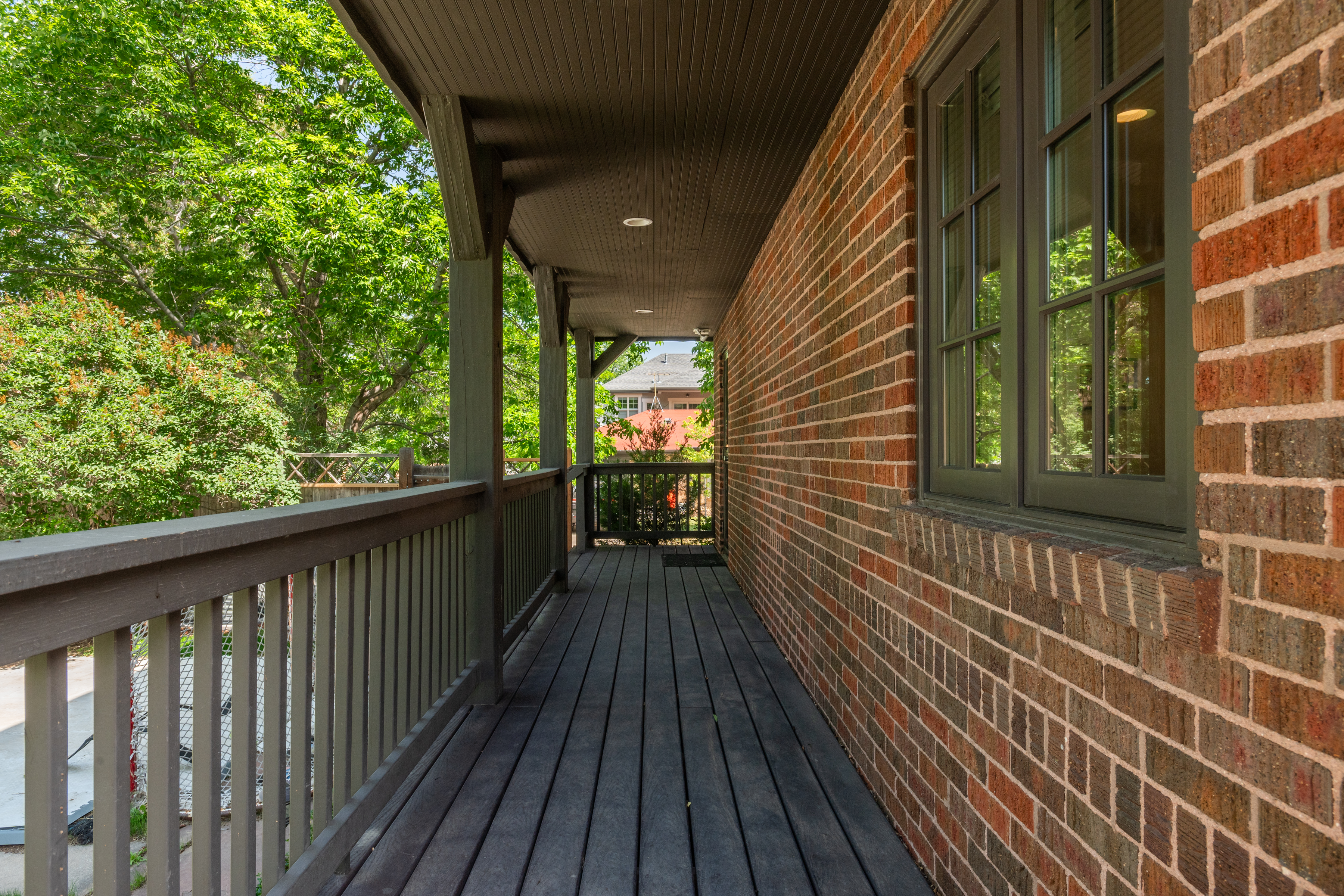  Recently renovated Hilltop Tudor is a must see - 物件實景