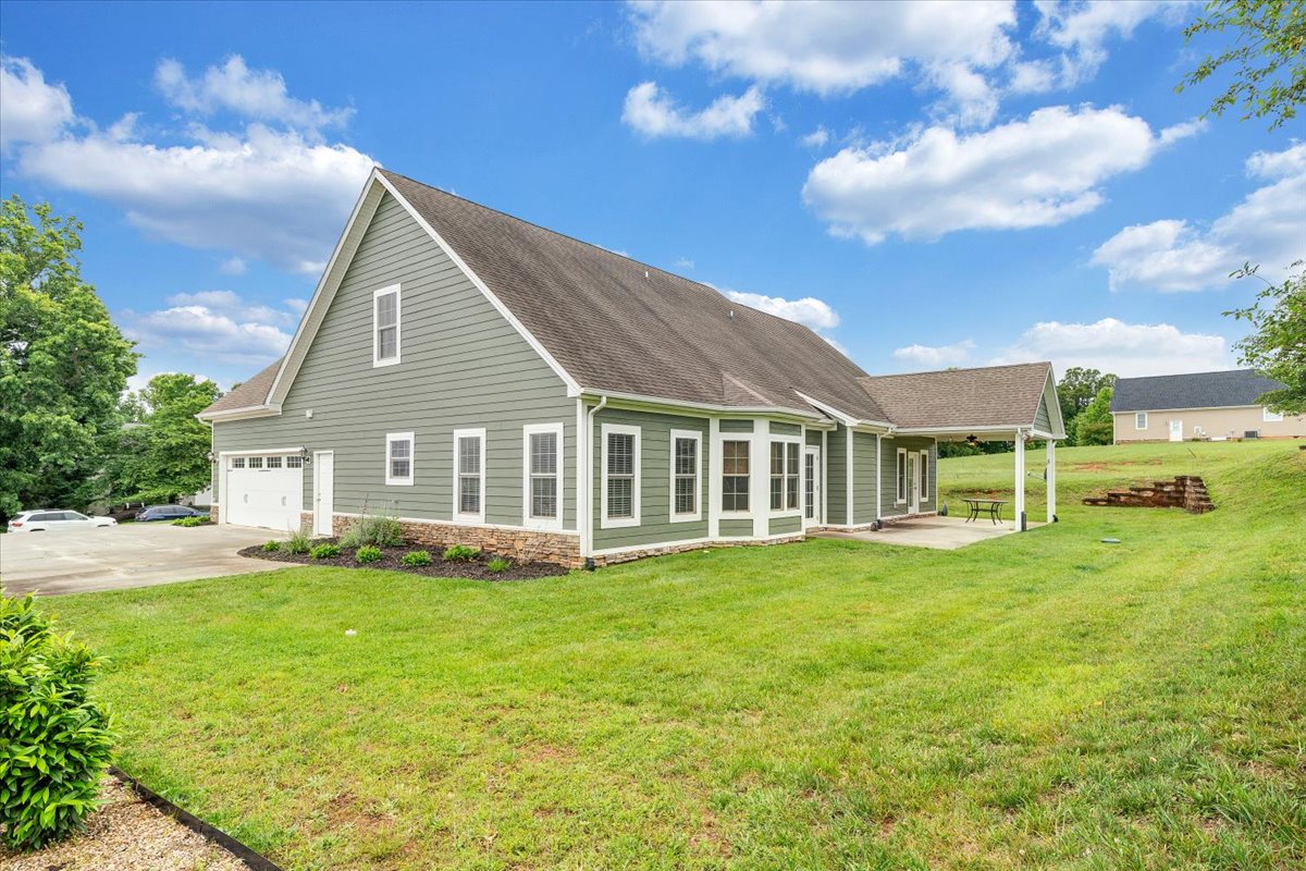 Huddleston, Virginia, 24104, United States, 4 Bedrooms Bedrooms, ,4 BathroomsBathrooms,Residential,For Sale,2048445