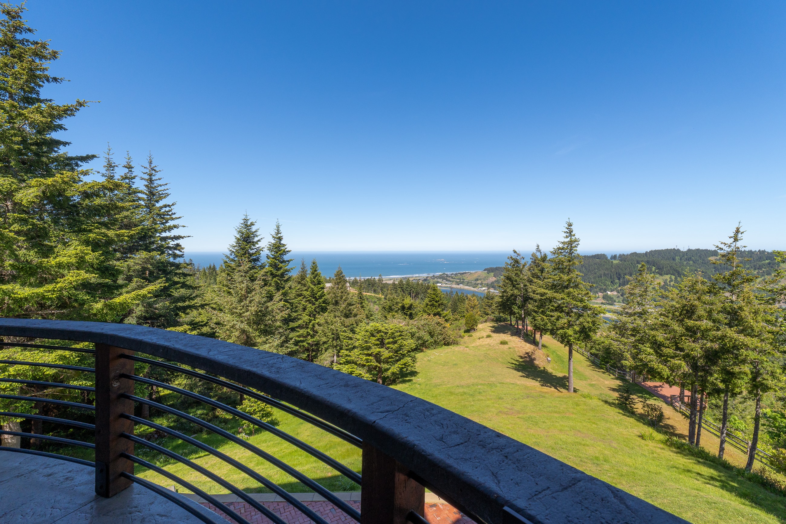  French Chateau High Above Gold Beach - 物件實景