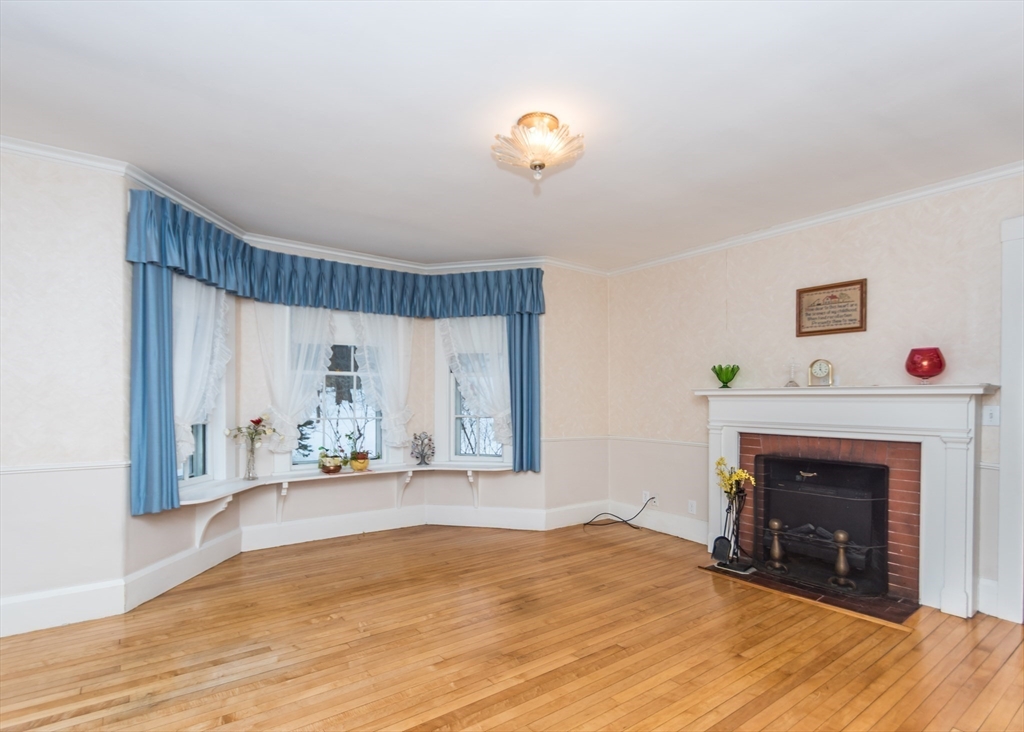 Waltham, Massachusetts, 02451, United States, 5 Bedrooms Bedrooms, ,3 BathroomsBathrooms,Residential,For Sale,1708573