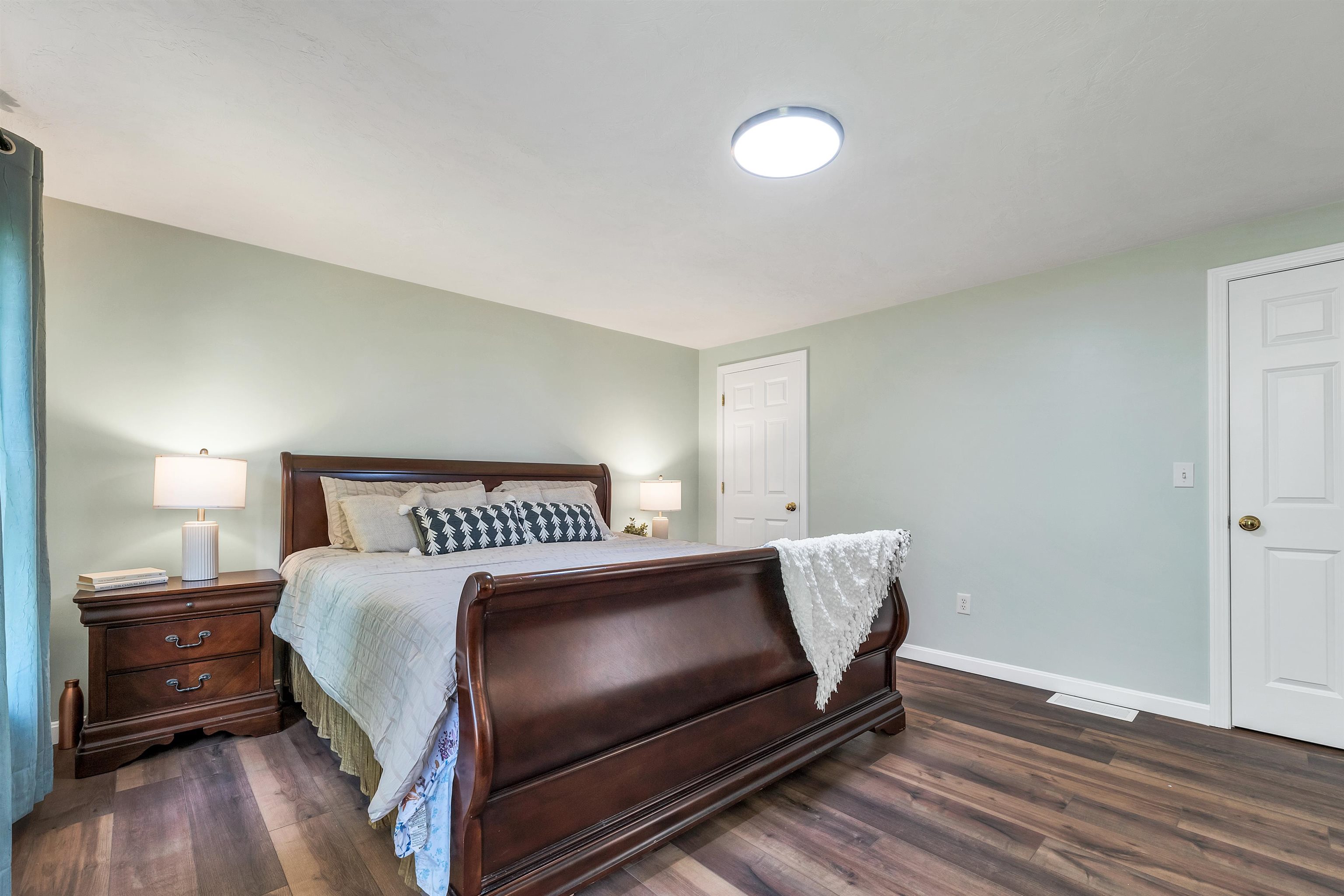 Nashua, New Hampshire, 03062, United States, 4 Bedrooms Bedrooms, ,2 BathroomsBathrooms,Residential,For Sale,1918532