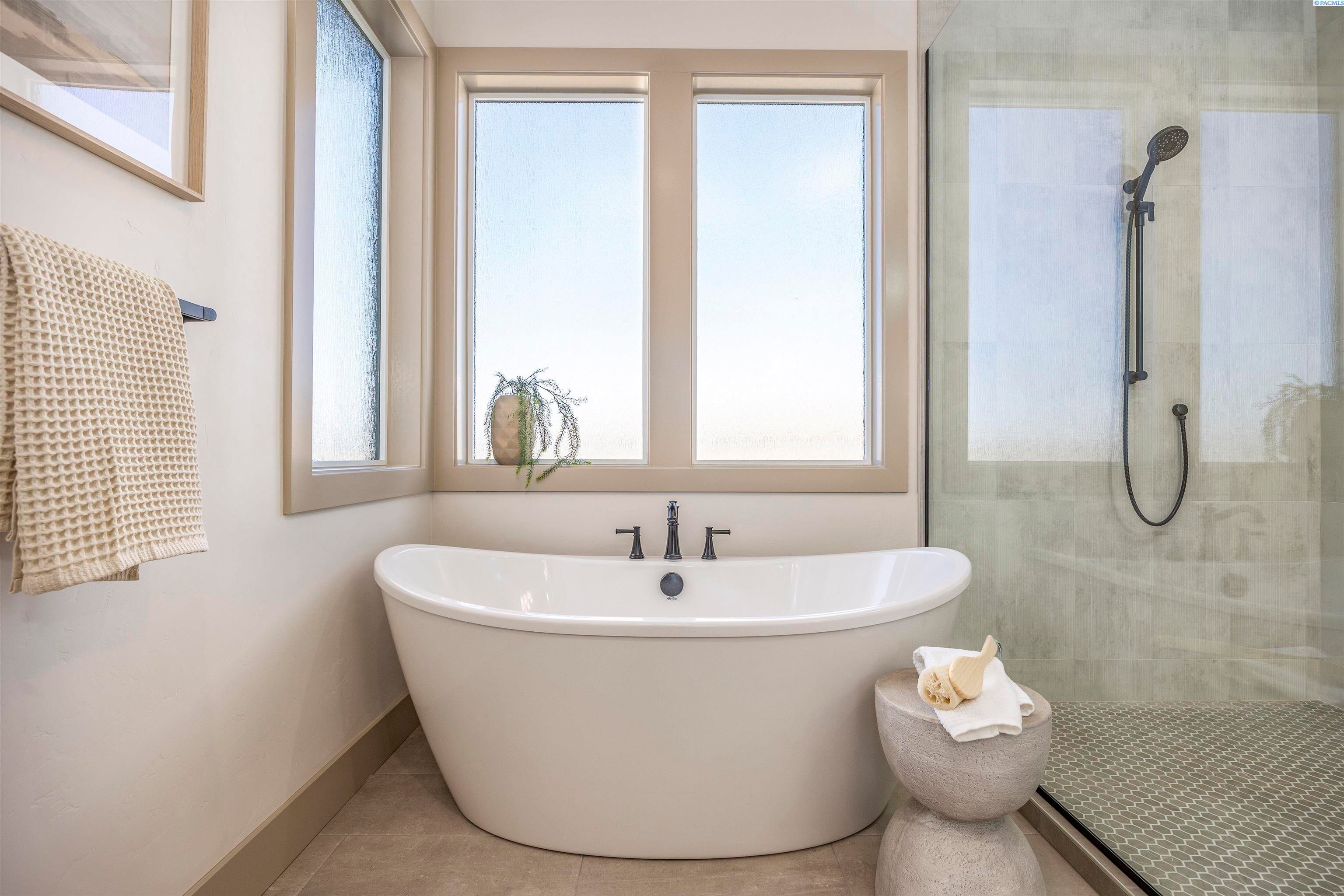 Kennewick, Washington, 99338, United States, 4 Bedrooms Bedrooms, ,3 BathroomsBathrooms,Residential,For Sale,2002511