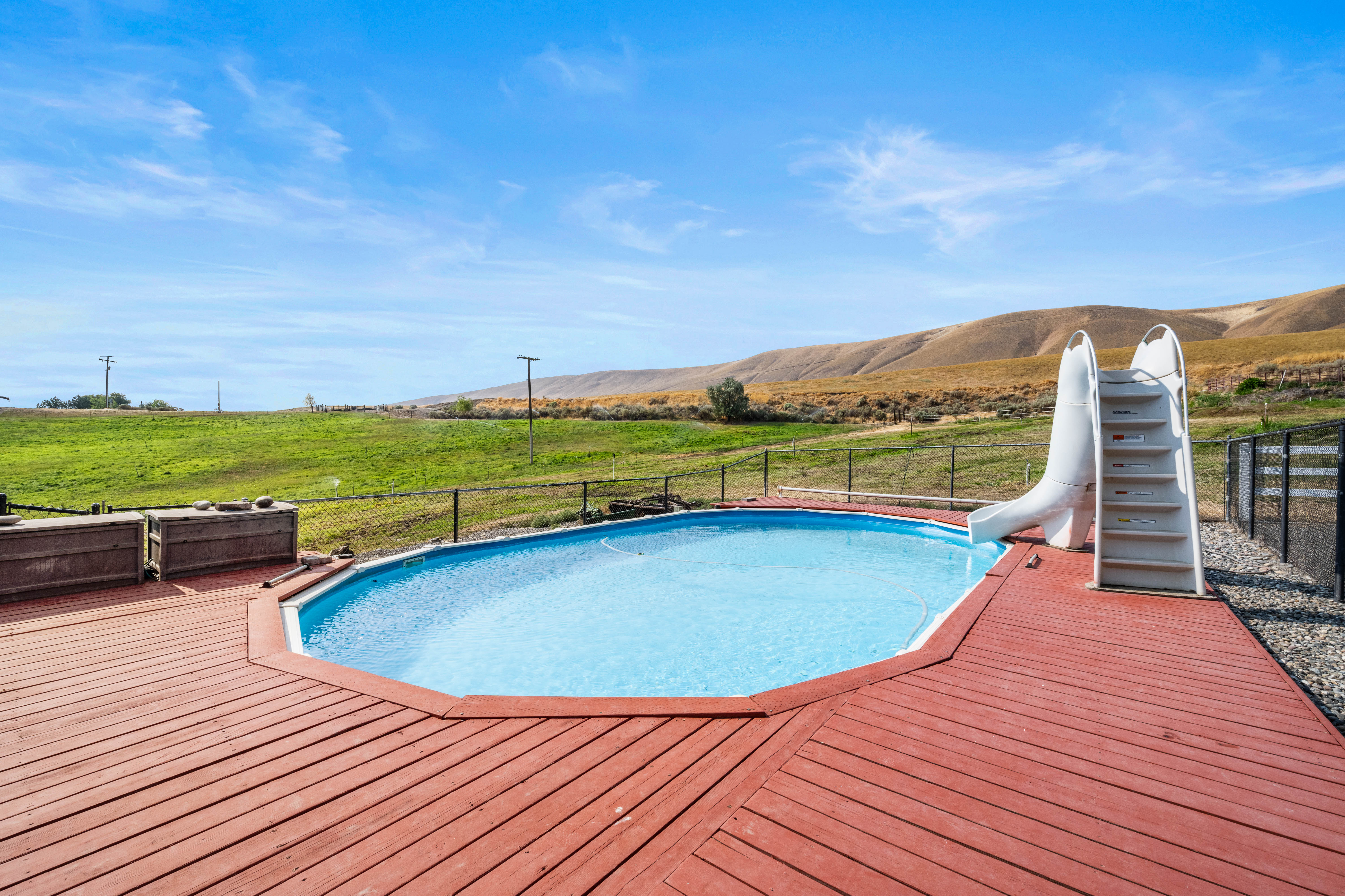  5.4 Acres, Barn, Shop, Pool and Views - 物件實景