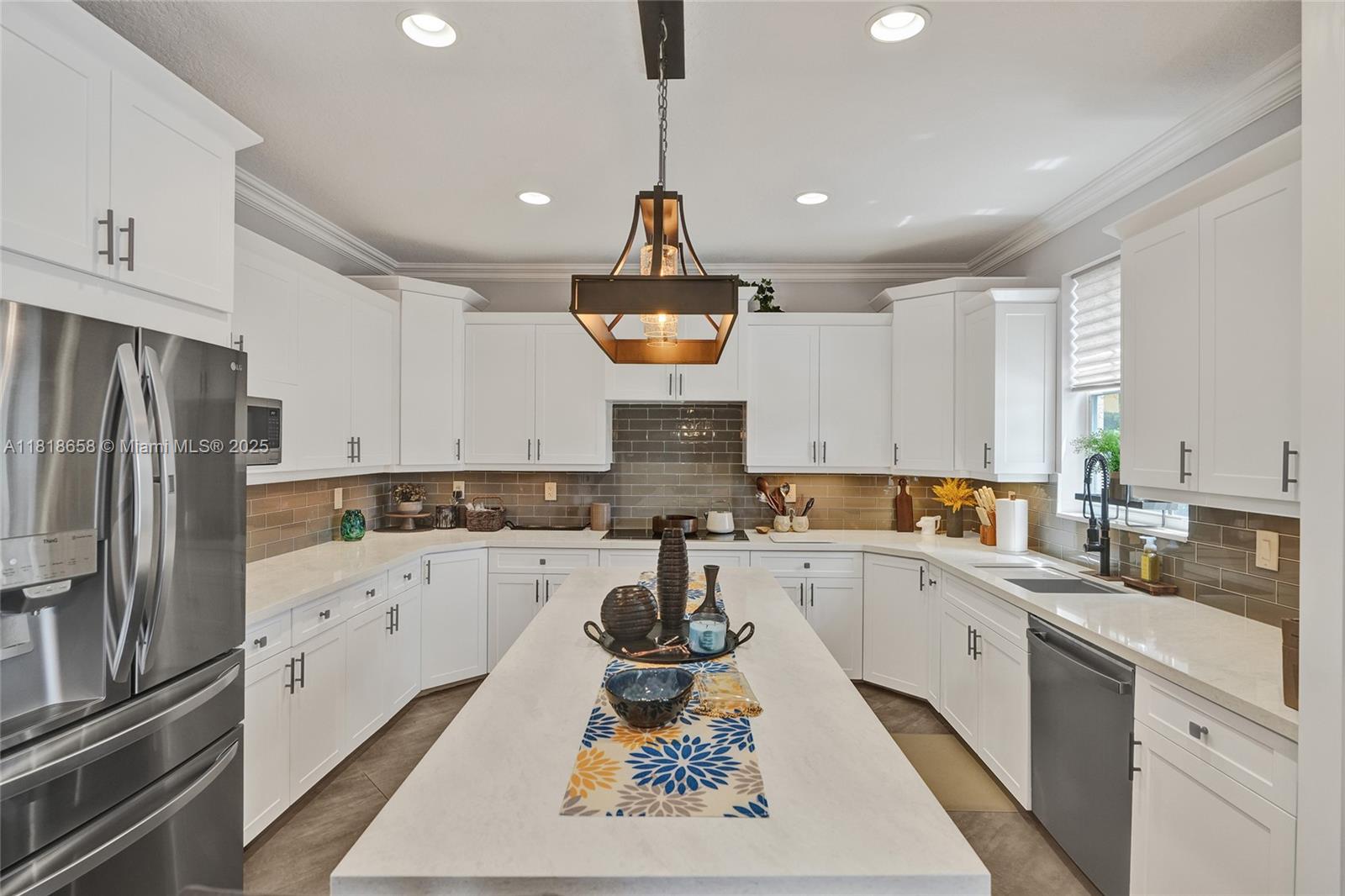 Weston, Florida, 33327, United States, 6 Bedrooms Bedrooms, ,4 BathroomsBathrooms,Residential,For Sale,1850132