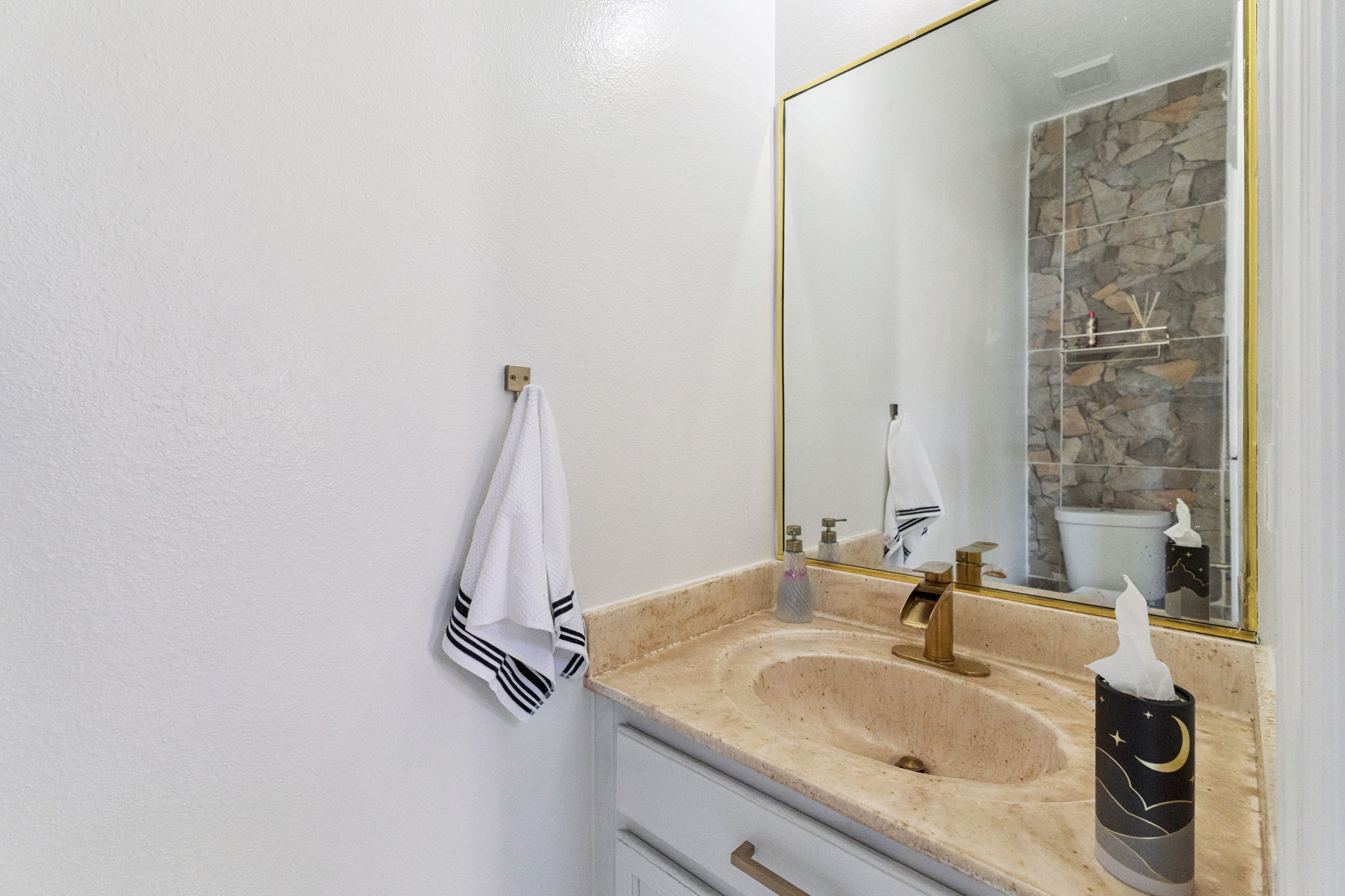 Orlando, Florida, 32825, United States, 5 Bedrooms Bedrooms, ,4 BathroomsBathrooms,Residential,For Sale,1980757