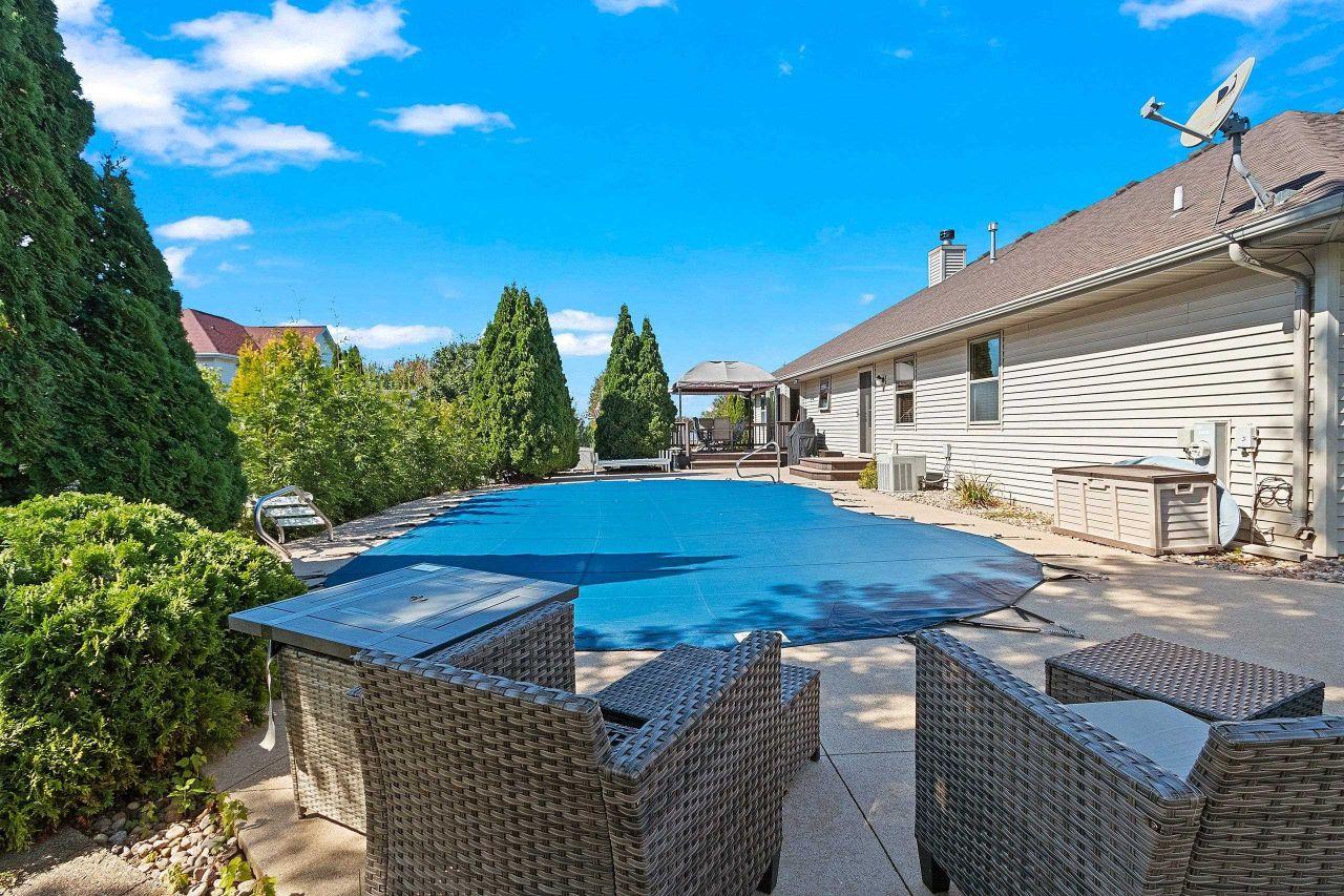 GREEN BAY, Wisconsin, 54302, United States, 3 Bedrooms Bedrooms, ,4 BathroomsBathrooms,Residential,For Sale,1818314